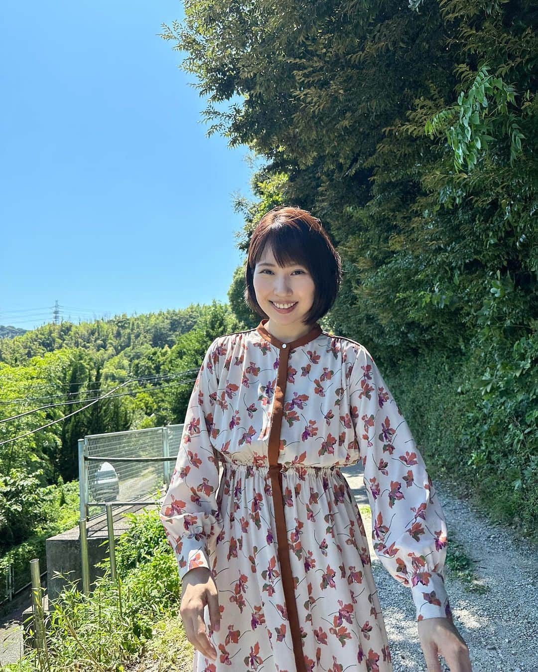 増田有華のインスタグラム：「＊  木々に囲まれながらエアコンもない古民家で撮影。 あっつかったけど楽しい撮影でした。 玄関を出たら大自然！ スタッフさんがオフショットを撮ってくださいました♡ なんか、我ながら初々しくない？笑←」