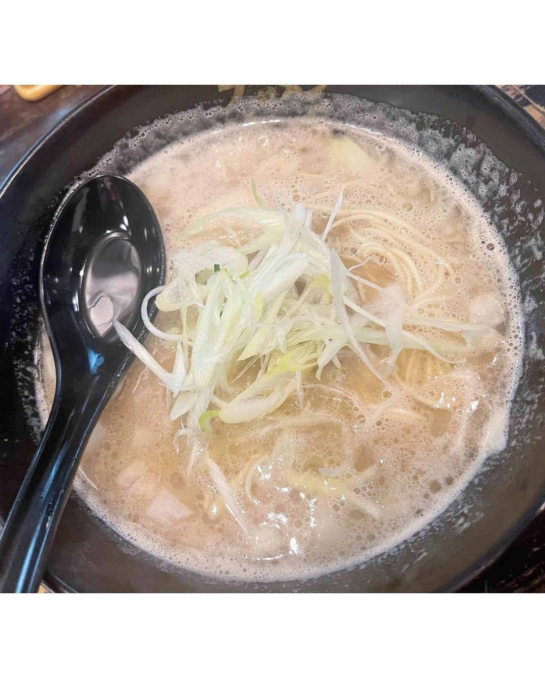 飯野雅さんのインスタグラム写真 - (飯野雅Instagram)「福岡滞在中のご飯集🍚🍜  #中州名物とん平　 #ラーメン滑走路 #焼きラーメン  #一幸舎 #いろは #博多ラーメン#博多グルメ #福岡グルメ #海鳴ラーメン #海鳴 #福岡空港 #水炊き」7月18日 17時53分 - biichan_