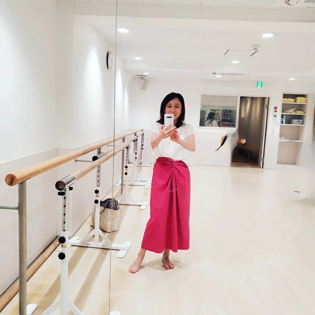 常世晶子のインスタグラム：「ダンスの練習をするのに、手頃なパンツが見つからなくて家でドタバタ…。挙げ句、息子の短パン…😅(パジャマとも言う。。。)  下のみ、家着スタイルで一人恥ずかしかったけれど、恥ずかしくてテンションが上がって、それはそれで楽しかったので良しとする🙆‍♀️💦  楽しかったらいいじゃないか。楽しく生きるの大切だよね😊♪  #鈍感力って大事 #次回はみんなも短パンで #恥ずかしいって楽しかったりするのね #良い運動になって発散」