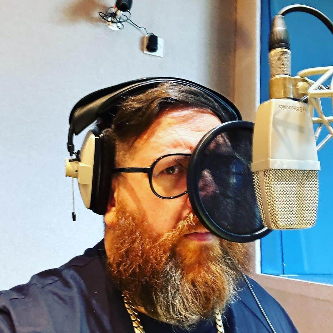 ニック・フロストのインスタグラム：「In a booth recording the Audiobook!  #asliceoffriedgold」