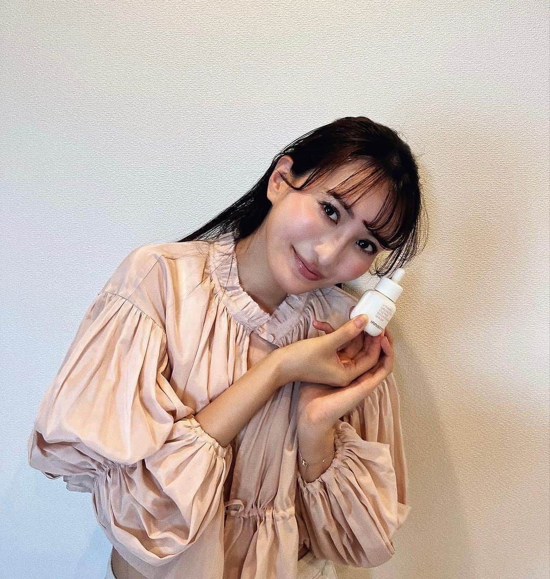のインスタグラム：「┈┈┈┈┈┈┈┈┈┈┈┈┈┈┈┈┈┈┈┈ ビタC グリーンティーエンザイム ブライト セラム 30ml ┈┈┈┈┈┈┈┈┈┈┈┈┈┈┈┈┈┈┈┈ @innisfreejapan  夏はやっぱりより使いたいビタミンCが入った美容液💕  ・肌へのビタミンCの吸収率を良くするためにデュアルビタミンC誘導体*1を配合している💖 *1 テトラヘキシルデカン酸アスコルビル(整肌成分)、3-O-エチルアスコルビン酸(整肌成分)  ・特許成分「グリーンティーエンザイム*2」が、古い角質をマイルドにケアして肌の凹凸やキメをなめらかに整え、毛穴を目立ちにくくさせてくれる☝️ 毛穴が気になる私にはすごく嬉しい🥺💕 *2 プロテアーゼ(整肌成分)  6月1日から、全国直営店、公式オンラインショップ、Qoo10、楽天市場店、Amazon、@cosme SHOPPINGにて新発売されているよん‪🫶🏻️💞  使用感はべたつかずスーッとなじむテクスチャーです‪👍🏻 ́-‬  何より嬉しいのは低刺激処方、無香料でどの肌タイプでも使いやすいこと！ 夏は紫外線を浴びたりするのでお肌が荒れやすかったりするので嬉しいです💕  . .  #イニスフリー #ビタミンc美容液 #innifriends #PR #美容液 #スキンケア #スキンケア用品」