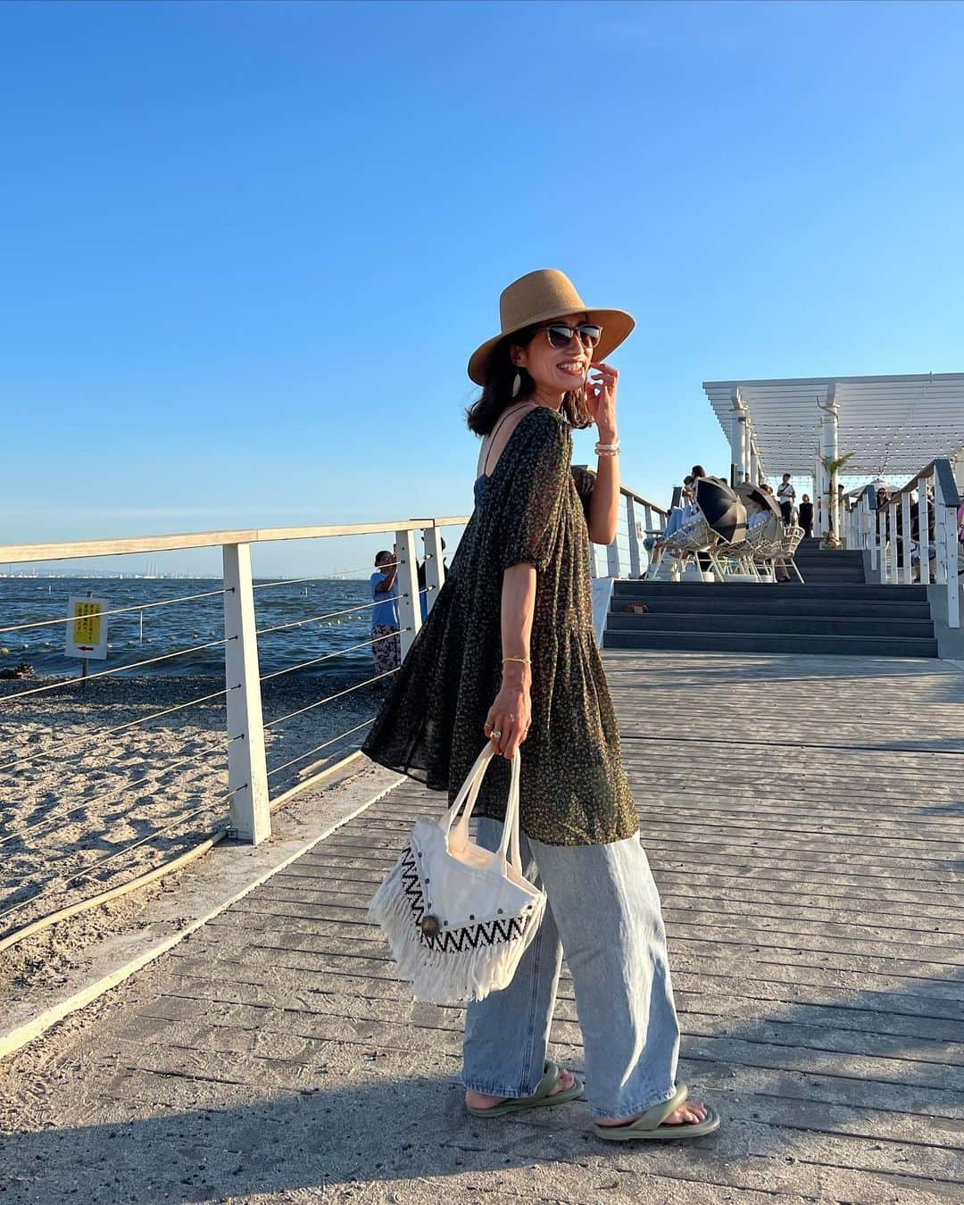 eiko kagamiのインスタグラム：「昨日のインスタLIVE限定企画📽️ 皆さまからの沢山のコメントが本当に楽しくて🥹!!🙏  いつもセンス抜群の嬉しいコメントにまゆみさんとテンションMAXです🤣  そしてこちらのティアードチュニックワンピース♡ 私はBLACKをチョイス🫶 →swipe この日もすこぶる暑かったんだけど、ふんわりサラリと着れて最高でした♡!! インナーはキャミやタンクもバッチリです👌 高身長でもこの長さは嬉しい👏  大人ボヘミアンヒッピー🌙 本日20:00-是非チェックしてみてね♡ . . . . . . #sandlessmoon#大人ボヘミアン#ボヘミアンコーデ#大人カジュアル#カジュアルコーデ#アラフォーコーデ#高身長コーデ#チュニック#ワンピース#ワンピースコーデ#夏コーデ#デニムコーデ」
