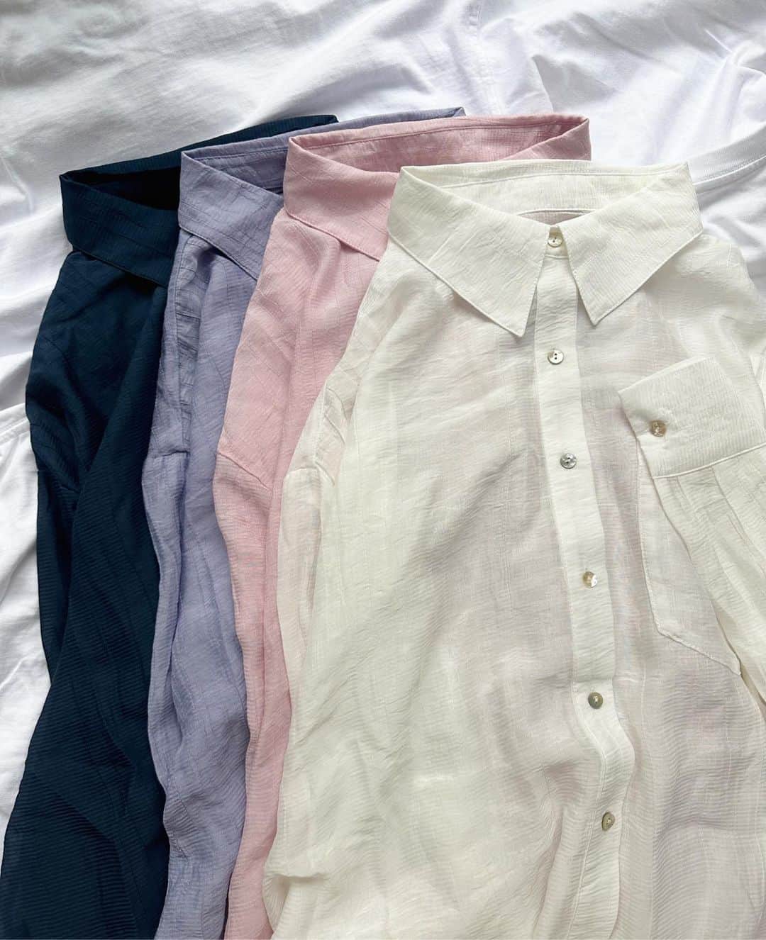 スピンズのインスタグラム：「\ 𝗡𝗲𝘄 𝗶𝘁𝗲𝗺 / ︎✿テンセルシアーオーバーシャツ ￥4,620 tax in ⁡ シンプルなデザインで 合わせるアイテムを選ばないシアーシャツ🌿‬ ⁡ ボディラインを拾わず着られるゆとりのある身幅に、 透けすぎない柔らかいシアー感が魅力のアイテム！ ⁡ 落ち着いたカラーがコーデを 大人可愛く仕上げてくれる♡ ⁡ 今回ご紹介したアイテムは 全国の𝗦𝗣𝗜𝗡𝗡𝗦店舗 𝗼𝗿 𝗦𝗣𝗜𝗡𝗡𝗦 𝗪𝗘𝗕 𝗦𝗧𝗢𝗥𝗘 にて購入できるので是非チェックしてね✍🏻✨ ⁡ #𝗦𝗣𝗜𝗡𝗡𝗦 #スピンズ #𝗼𝗼𝘁𝗱 #スタッフスナップ #𝗦𝗣𝗜𝗡𝗡𝗦スタッフ #プチプラコーデ #きょコ #夏コーデ #シャツ #シアーシャツ #シャツコーデ #カラーコーデ」