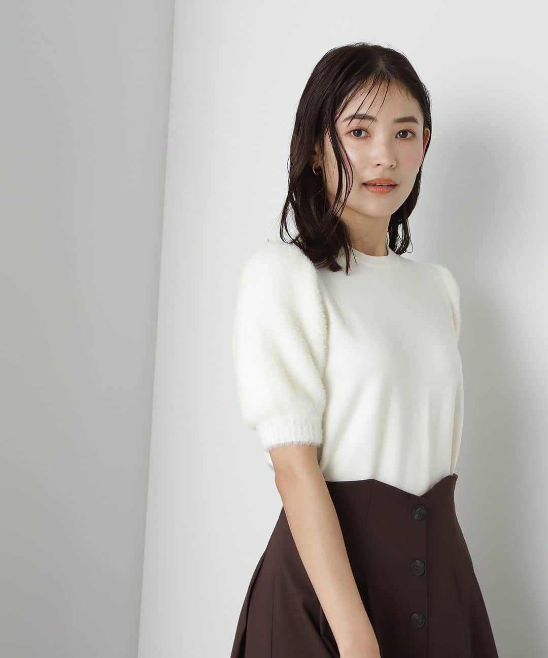 NATURAL BEAUTY BASICさんのインスタグラム写真 - (NATURAL BEAUTY BASICInstagram)「2023 pre fall PRE ORDER.  ✔サイドリブデニムマーメイドスカート ¥9,460 tax in color:インンディゴ size:S/M/PS #0173220843 8月上旬-中旬入荷予定  ＜Toujours Denim＞シリーズ ウエストサイド部分にリブ素材を切り替えたハイウエストのデニムマーメイドスカートは、リブ素材がウエストマークをしつつ、ストレスフリーな履き心地も魅力。 後ろウエストのレースアップデザインから続くマーメイドラインのシルエットが、フェミニンムードを高めてくれます。  ✔フェイクファースリーブニット ¥7,480 tax in color:オフ/ベージュ/ブルー size:FR #0173270851 8月中旬-下旬入荷予定  袖にふんわりと柔らかいシャギー糸を使い、身頃はすっきりとしたプレーンな糸で編み立てているので、フェイクファーでも着ぶくれ感を気にせず着られる1枚。フェミニンな雰囲気のスカートはもちろん、カジュアルなデニムパンツやジャンスカのインナーに合わせるのもおすすめです。  #デニムスカート #マーメイドスカート #デニムマーメイドスカート #半袖ニット #シャギーニット #袖ファー #秋コーデ #晩夏 #秋先取り #秋カラー #お出かけコーデ #オフィスコーデ #オフィスカジュアル #通勤コーデ #ワンピースコーデ #大人可愛い #カラーコーデ #着回しコーデ #きれいめカジュアル #ベーシックコーデ #ベーシック #ナチュラルコーデ #トレンドスタイル #シンプルコーデ #ナチュラルビューティーベーシック #naturalbeautybasicic」7月18日 18時00分 - naturalbeautybasic_official