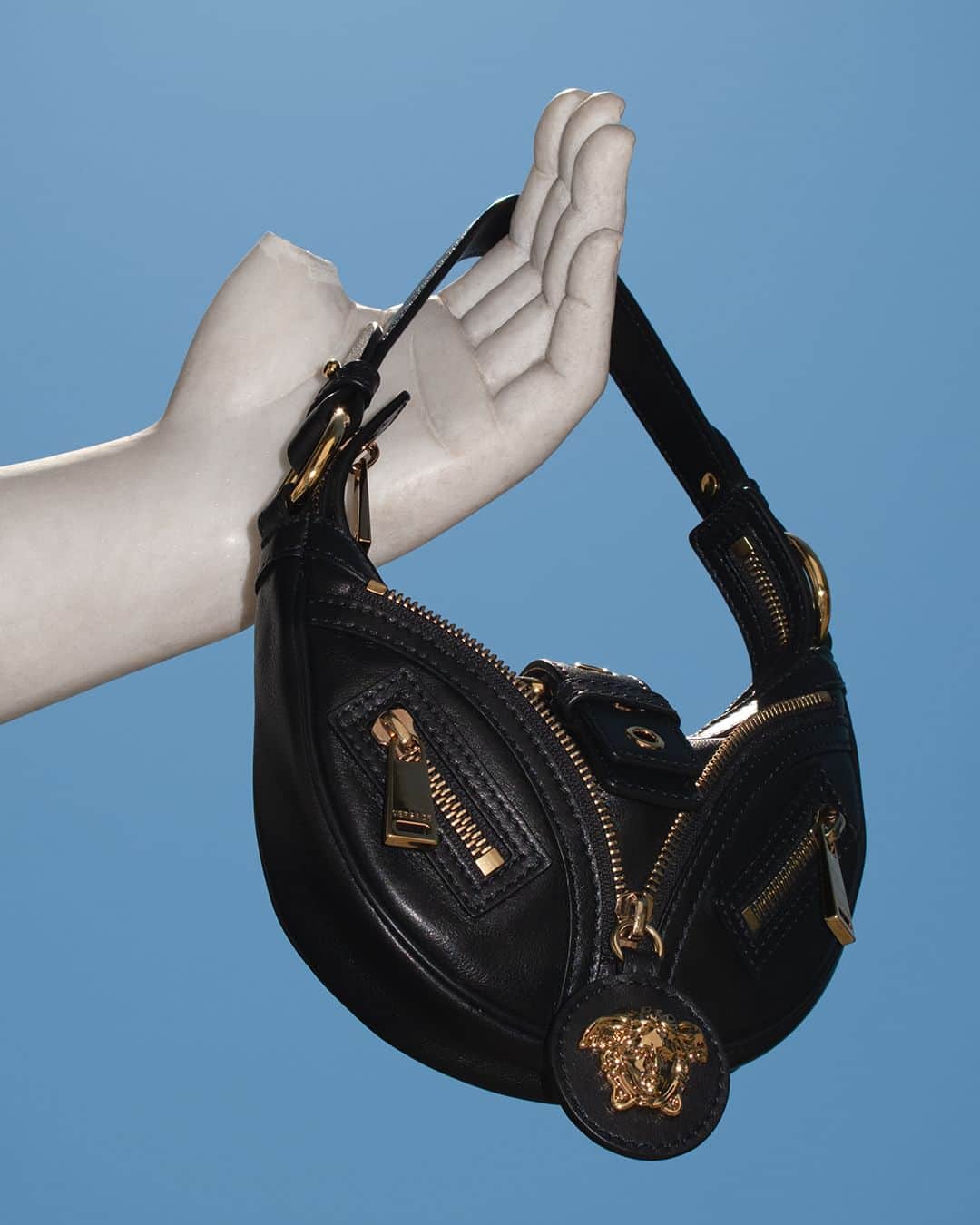 ジャンニヴェルサーチのインスタグラム：「Repeat Bag  Cannes, South of France.  Now at Versace.com via the link in bio.  #VersaceLaVacanza #VersaceRepeat」