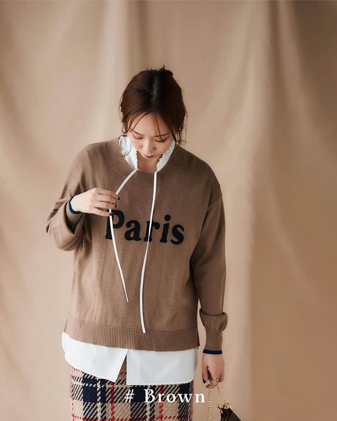 le. coeur blancのインスタグラム：「.  𝗔𝘂𝘁𝘂𝗺𝗻 𝗸𝗲𝘆 𝘄𝗼𝗿𝗱  06. # brown ⁡ 今季抑えておきたいカラーは ずばり、ブラウン◎ ⁡ 濃淡に差をつけたり、柄アイテムを取り入れて、今っぽい着こなしを楽しんで。 ⁡ ⁡ ▶アイテムをタップで詳細をチェック🛒 ⁡ ----------- ⁡ ▫︎ Parisロゴニットプルオーバー ¥13,420 size : 38 col : キャメル / グレー / ブラック no. 3038020800 shop : 9月上旬頃入荷予定 online store : 予約販売中(9月上旬発送予定) ⁡ ⁡ ▫︎ フリルネックギャザーブラウス ¥11,990 size : 38 col : オフ / キャメル柄(ストライプ) / サックス柄(ストライプ) no. 3037037005 shop : 7/26(水)入荷予定 online store : 準備が整い次第販売開始 ⁡ ⁡ ▫︎ John Branigan フリンジスカート ¥17,930 size : 38 col : ベージュ柄 / ネイビー柄 no. 3138044102 shop : 9月中旬頃入荷予定 online store : 準備が整い次第販売開始 ⁡ ---------- ⁡ ▫︎ ジャガードニットベスト ¥12,430 size : 38 col : オフ柄 / グレー柄 no. 3037026402 shop : 8月中旬頃入荷予定 online store : 準備が整い次第販売開始 ⁡ ⁡ ▫︎ カーゴセミフレアスカート ¥15,400 size : 38 col : キャメル / カーキグリーン no. 3037047003 shop / online store : 販売中 ⁡ _____________________ < 𝗶𝗻𝘀𝘁𝗮 𝗹𝗶𝘃𝗲 𝘀𝗰𝗵𝗲𝗱𝘂𝗹𝗲 > ⁡ 7/21(金)、7/25(火) ⁡ ※日時は変更になる場合もございます。 　詳しくは前日のストーリーズでお知らせします。 ⁡ ⁡ ⁡ ⁡ ⁡ ⁡ ⁡ ⁡ ⁡ ⁡ ⁡ #lecoeurblanc #ルクールブラン #le_23aw #autumn #le_web #brown #ブラウン #ワントーンコーデ #ワンカラー #茶」