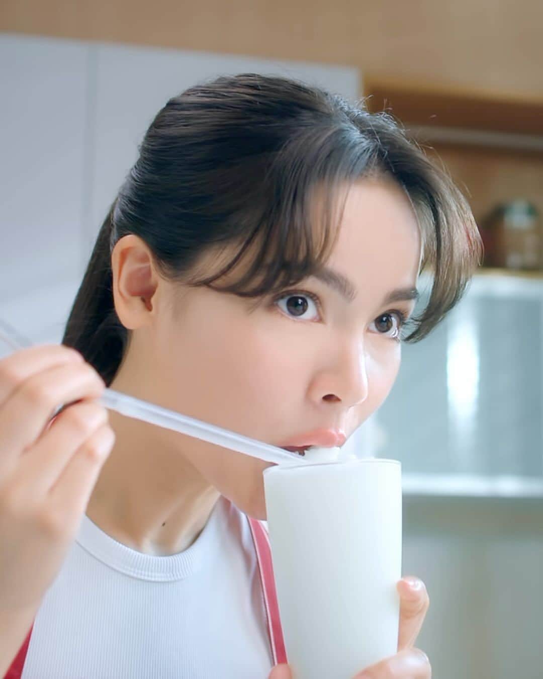 ウッラサヤー・セパーバンのインスタグラム：「เมนูง่าย ๆ สไตล์ญาญ่า อยากอร่อยไม่เห็นต้องยุ่งยาก  แค่มีเครื่องปั่นร้อนเย็นพลังสูง Tefal Ultrablend Silence รุ่น BL98S จะเมนูร้อน เมนูเย็น ก็ทำได้หมด  ด้วย 10 โปรแกรมอัตโนมัติ กดติ๊ดเดียว... อร่อยเลย ! แถมเสียงปั่นก็เบาก็เบากว่าเดิม ใบมีดถอดล้างได้สะดวก ใครอยากลองทำเมนูอร่อยง่ายสไตล์ญาญ่า ลองทำดู ด้วย Tefal Ultrablend Silence   ***************************************************************************  โปรโมชั่นพิเศษ: ซื้อเครื่องปั่นร้อนเย็นพลังสูง Tefal Ultrablend Silence รุ่น BL98S   จากราคาปกติ 16,900 บาท รับส่วนลด 3,000 บาท และใช้โค้ด YAYA20 รับส่วนลด 20% เหลือเพียง 11,120 บาท  รับฟรีของแถมจัดหนัก รวมมูลค่า 6,580 บาท • เตาแม่เหล็กไฟฟ้า Tefal รุ่น IH7208 มูลค่า 2,990 บาท • หม้อทอดไร้น้ำมัน Tefal รุ่น EY1018 มูลค่า 3,590 บาท  ระยะเวลาโปรโมชั่น 1 กรกฎาคม 2566 - 31 กรกฎาคม 2566 ที่ Tefal.co.th  #Tefal #Tefalthailand #YayalovesTefal」