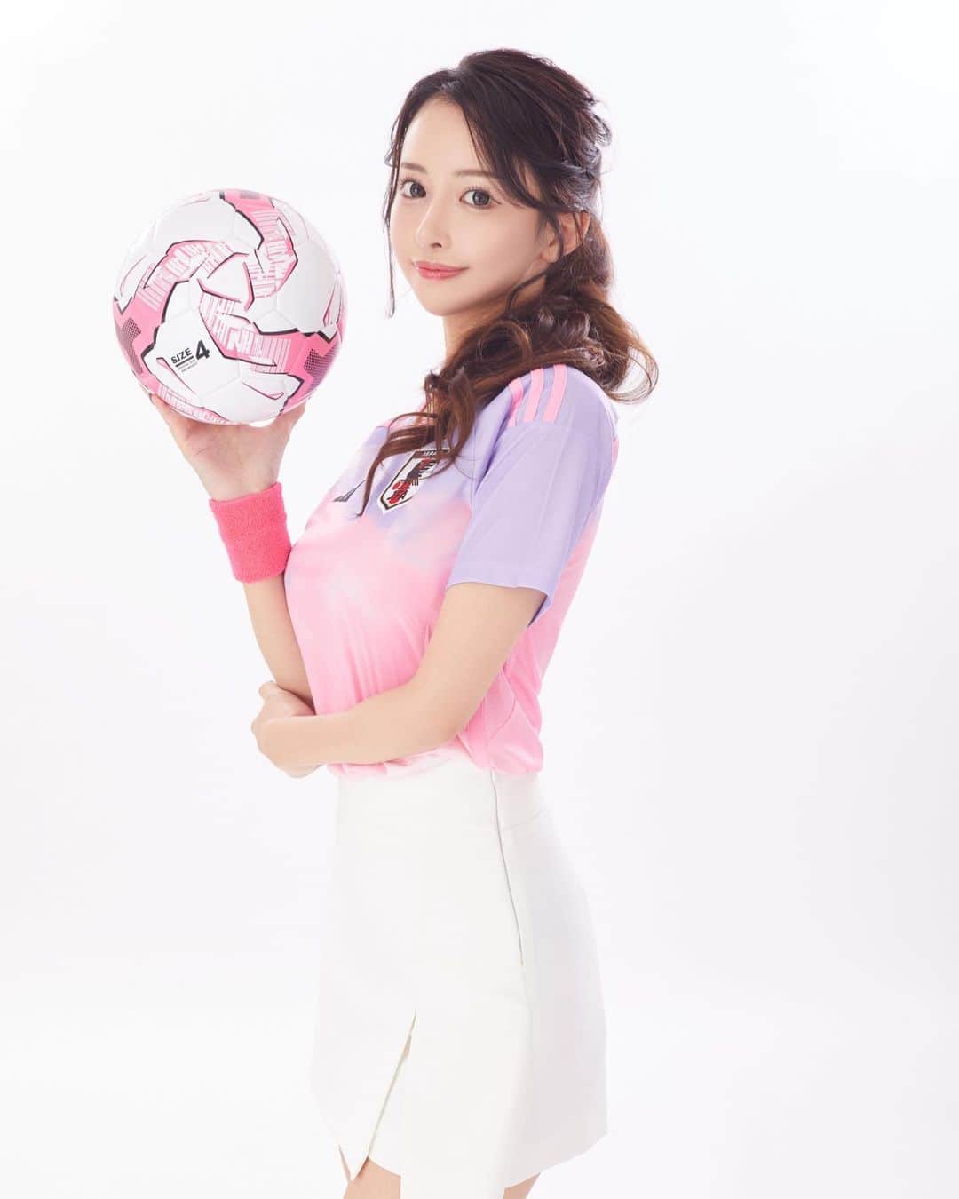 神咲 麻央 / まおちゃるのインスタグラム：「3.4枚目はおふざけ😂💕 . #サッカー #撮影 #soccer #shooting」