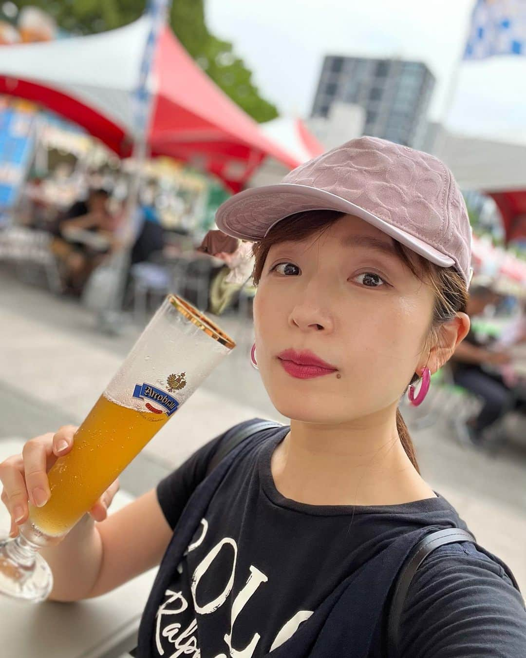 市野瀬瞳さんのインスタグラム写真 - (市野瀬瞳Instagram)「ナゴヤオクトーバーフェスト🍻 やっと行けたよーーー😭🙌✨ ひとりでcheersして飲んでたけど笑、周りのみなさんのハッピーな表情が最高すぎて私までなんかシアワセな気持ちになりました🫧 7月23日(日)まで久屋大通公園でやってます🌻 ・ #オクトーバーフェスト  #オクトーバーフェスト名古屋  #オクトーバーフェスト2023 #肩に手を乗せて #陽気なダンス #実は私もまじりたかったw  #市野瀬瞳」7月18日 18時12分 - hitomi_ichinose1225