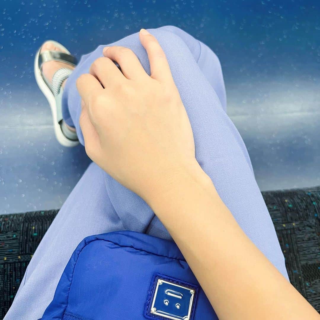 のインスタグラム：「夏はGUで爆買いと決めている。 夏はGUの服で乗り切っている。  本日、上下共に990円yeah!!!!! 猫の毛も傷むことも何もかも気にせず、ガンガン洗えるのが夏は助かるぅ😂」