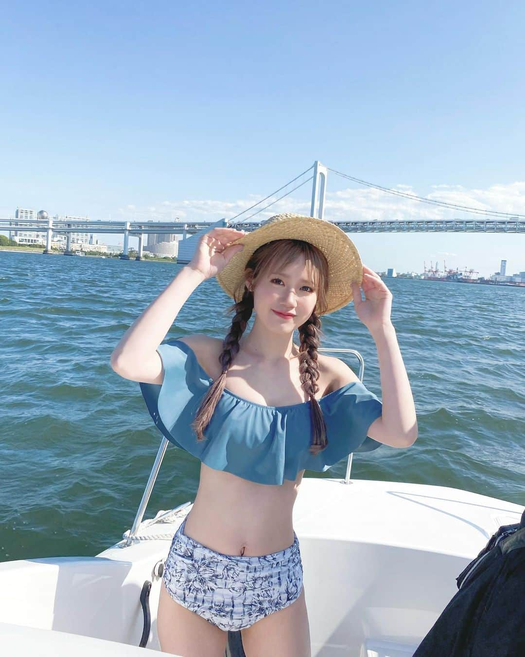 服部有菜さんのインスタグラム写真 - (服部有菜Instagram)「. ロケーション最高な撮影でした🌊🩵 . . #撮影 #水着 #グラビア #レインボーブリッジ」7月18日 18時05分 - yuna__0330.48