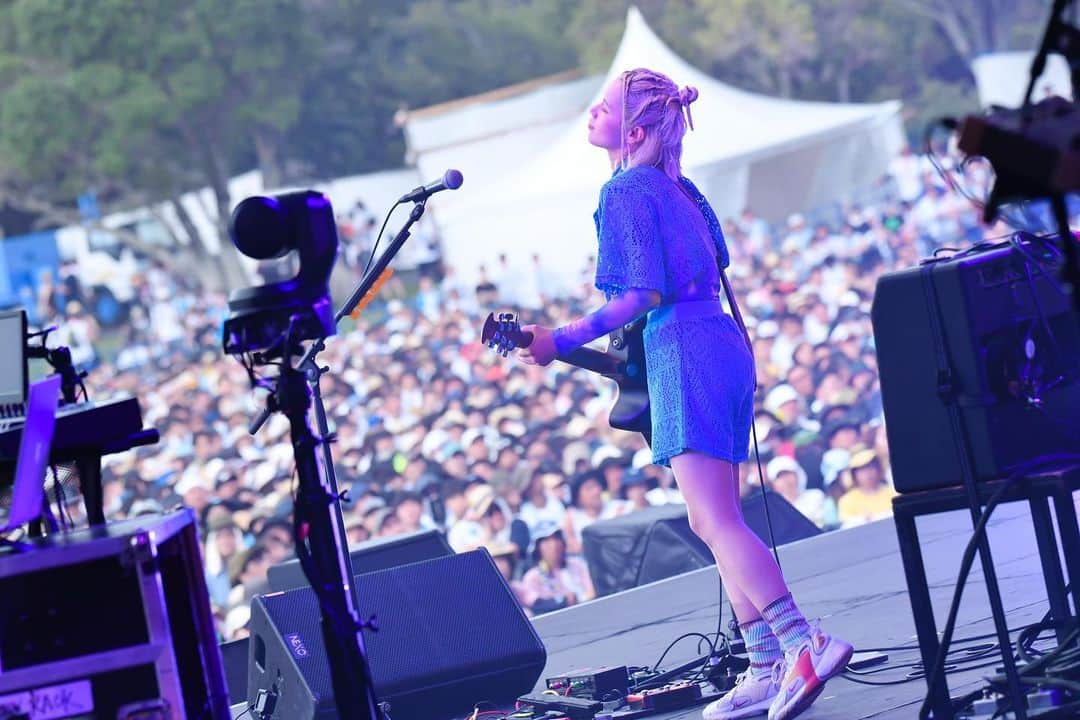 Anlyさんのインスタグラム写真 - (AnlyInstagram)「ap bank fes ’23 〜社会と暮らしと音楽と〜  1エトランゼ 2Welcome to my island 3Venus  photo by @azusatakada_photographer   7月15日。つま恋。  約3万人の前で 歌う機会を与えて頂きました。  ループペダル演奏 続けてきてよかったんだなと 思えた瞬間でもありました。  エトランゼは"見知らぬ人"という意味。  つま恋に集った人達が 1つの舞台を見つめることによって  "見知らぬ人"から"この時を共に過ごす人"になること お祝いしたくて1曲目に選びました。  Welcome to my island 。 宇宙から見たらみんな島人で、 それぞれが胸の中に自分自身や誰かを癒す島を持っていて、その港を開いて思いっきり音楽を受け入れられますようにと祈りを込めました。  Venus。  ap bank fesは5年ぶりの開催ということで、 それぞれこの日に辿り着くまでに様々なことを乗り越えてきたんだろうなと。  一人一人が支え合って生きていて、 音楽も星のように変わらずあなたを守ってるよ という想いを込めて。  突然出てきたどこのだれかもわからない私の歌に 手拍子や拍手、声援を添えてくださった 皆さんありがとうございました。  音楽が大好きな人達と一緒に 過ごせて幸せでした。  心から感謝いたします。  ====ここからは完全に日記====  同日出演されていた先輩方。 もう先輩方とかいうのも恐れ多い。  もちろん人間だったけど。 日本の音楽史が歩いているのを見てる感覚。  Mr.Childrenの曲。 高校生のとき"Prelude"という曲が大好きで 落ち込んだりしたらよく聴いてたなと 思い出が蘇った。  首を縦に振る  ただそれだけで 昨日が過ぎてしまった  横に振るのも上手なくせに この歌詞が1番好きな高校生だったな  "Hey you"って言葉で始まる曲ですが デビュー曲の『太陽に笑え』の2番が"Hey you"で始まるのは、完全にpreludeの影響だったんだなぁ。今更気づく。  Salyuさんの声を聞くと、 ap bank 来たんだなと沸々思った。 白い鳥が羽ばたくような美しい歌声で、 心に空が広がって気持ちよかった。  真心ブラザーズのお二人は、 両国国技館以来。エネルギー大放出。 人間味というものを肯定される癒しの時間...  宮本さんを見るのは2回目ですが... 存在や立ち振る舞いが芸術で、 冬の花のときは目の前の光景が絵画みたいでした。  そして小田和正さんは大天使が歌ってるみたいでした。 ご挨拶した瞬間、何も言われてないし目が合っただけだけど"音楽に正直でいないとダメだ"って気持ちになった。  亀田誠治さんに"演奏方法も凄いけど、 歌が素晴らしいね"という糧になるお言葉。  そして、小林武史さんに『楽しみにしてる』 とライブ前に言われたあの嬉しさ。  この日の気持ち。 忘れるなよ私。  #anly #apbankfes」7月18日 18時05分 - anly_singer