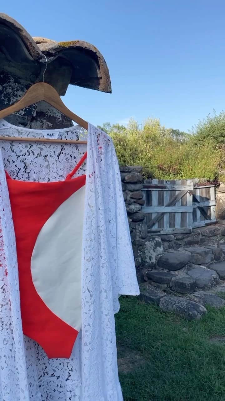 レジャビーのインスタグラム：「[CONCOURS TERMINÉ] MAISON LEJABY X SAAJ   L’été est bel et bien là. Bientôt le temps des valises et des grands départs… Mais avez-vous vraiment tous vos essentiels ? Nous vous donnons un coup de pouce avec ce concours qui sent bon le farniente.   A gagner pour l’une d’entre vous : ✨Un maillot de bain Lejaby Wave d’une valeur de 70€ ✨Un kimono en dentelle Saaj Paris d’une valeur de 105€   🍀 Pour participer : 1. Suivre les comptes @maisonlejaby + @saaj_paris 2. Liker ce réel 3. Taguer un(e) ami(e) Bonus : enregistrer cette publication et repartager en story   Bonne chance à toutes ! ✨ Résultat du concours le 25 Juillet 202 3」