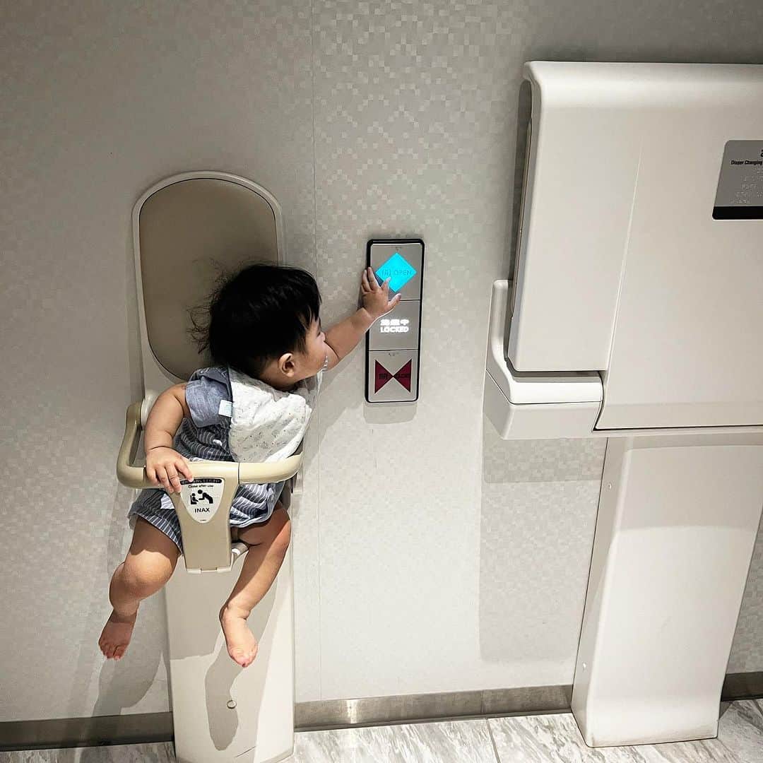 田中琴乃のインスタグラム：「・ ボタンの位置絶対そこじゃなかったはず。  人生一焦った。  #多目的トイレ」