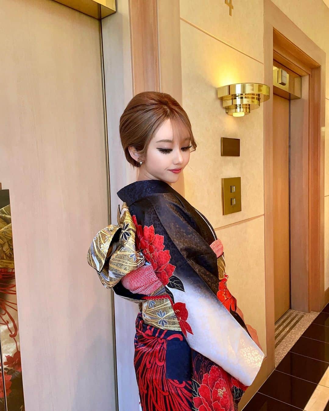 平尾貴代さんのインスタグラム写真 - (平尾貴代Instagram)「ヘアメしてもらうといつもと違う自分になれる🍒 ・ 着物が可愛すぎて余韻に浸ってる🥺💭 ・ 🌸NADESHIKO NIPPON 🌸  日本が誇る和をテーマに創り出すエンターテイメント。 失われていく日本の理想女性像「やまとなでしこ」を日本が誇る『和』を通して発信していくコンテスト。 【NADESHIKO NIPPON 全国大会】は2023年11月19日(日)の開催で6回目を迎えます。  #ミスなでしこ中部大会#ミセスなでしこ中部大会#愛知和装コレクション#aichiwasoucollection#kyotocollection#京都コレクション#京コレ#和装キッズコレクション#wasoukidscollection#和装ジュニアコレクション#wasoujuniorcollection#和装メンズコレクション#wasoumenscollection#和装ガールズコレクション#wasougirls collection#なでしこ日本#nadeshikonippon#ミスなでしこ日本#missnadeshikonippon#ミセスなでしこ日本#mrsnadeshikonippon」7月18日 18時07分 - yotsu_nuts