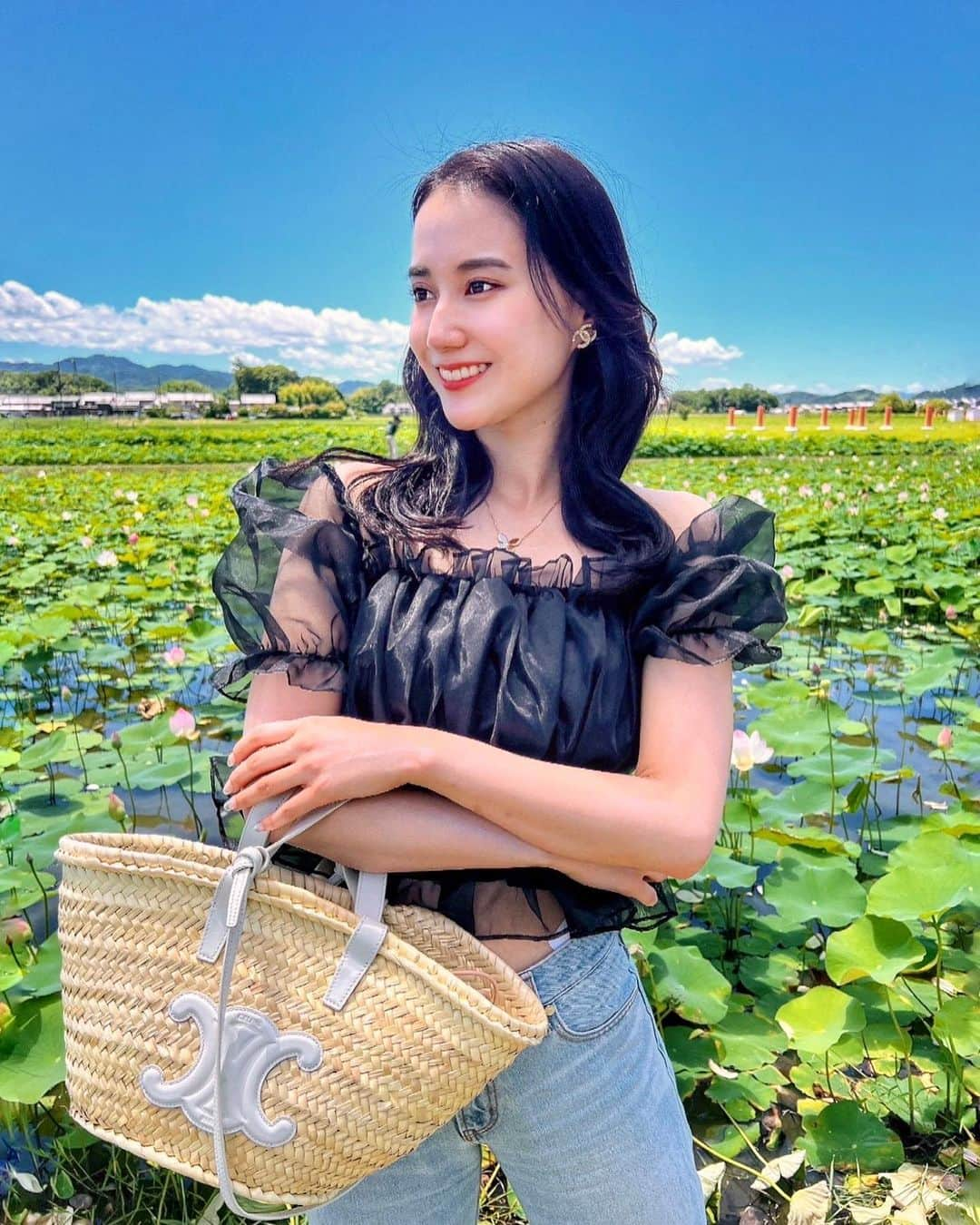 hama_aki_pppのインスタグラム：「奈良県橿原市#藤原宮跡 (スライドして下さい)  Location Nara Japan (Swipe)   Date.2023.07.16   今年も訪れた藤原宮跡　 早起きして出たのに事故渋滞に巻き込まれ💦45分のロス😭 #蓮の花 は萎みかけ💦 加えて今年は規模が小さくなってました来年はどうなるのかなあ〜🙂  #神社仏閣　 #寺社仏閣  #遺跡  #史跡  #ハナハス #わたしは奈良派  #奈良県景観資産　　 #日本庭園  #おとな旅プレミアム  #こころから  #j_flower_shots  #lotus  #rakutentravel  #japanese_gardens  #otonatabi_japan  #lotusflower  #はなすたぐらむ  #beautymodel  #fashionmodel  #loves_united_flora  #flower_igers  #ig_flowers  #japanesetemple #japanesegarden  #iphonephotography  #iphoneonly  #iphonephotographer」