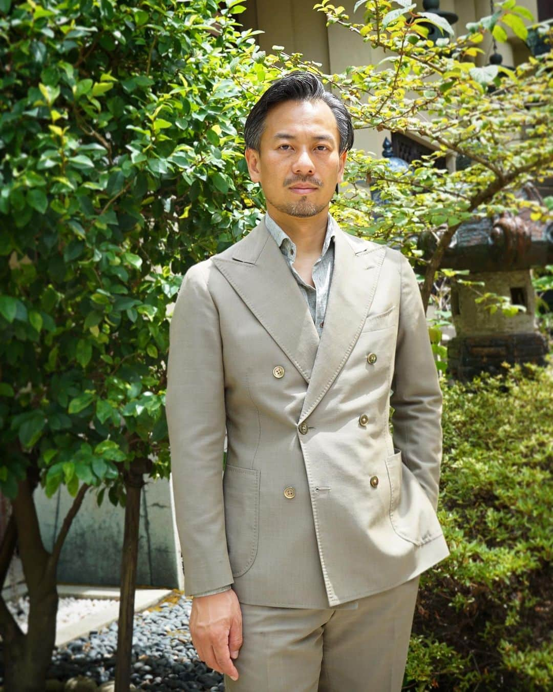 Luxumのインスタグラム：「Olive Suit × Olive Linen Shirt  #mensfashion  #ordersuit #linen #オーダースーツ #オーダータキシード」