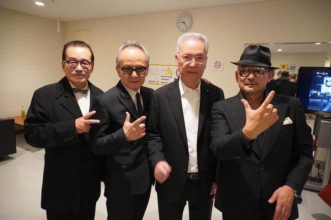 クレイジーケンバンド【公式】のインスタグラム：「先日7/15は売野雅勇さんの作詞活動40周年記念コンサートMIND CIRCUSに参加させていただきました。 矢沢永吉さんの楽曲「SOMEBODY'S NIGHT」と「PURE GOLD」を歌唱させていただきました(セルフ永ちゃんコール付き)。 音楽監督船山基紀さん率いるバンドもシャイコーでした。 売野さん40周年おめでとうございます！  by staff  #クレイジーケンバンド #crazykenband #横山剣 #売野雅勇 #芹澤廣明  #船山基紀 #mindcircus」