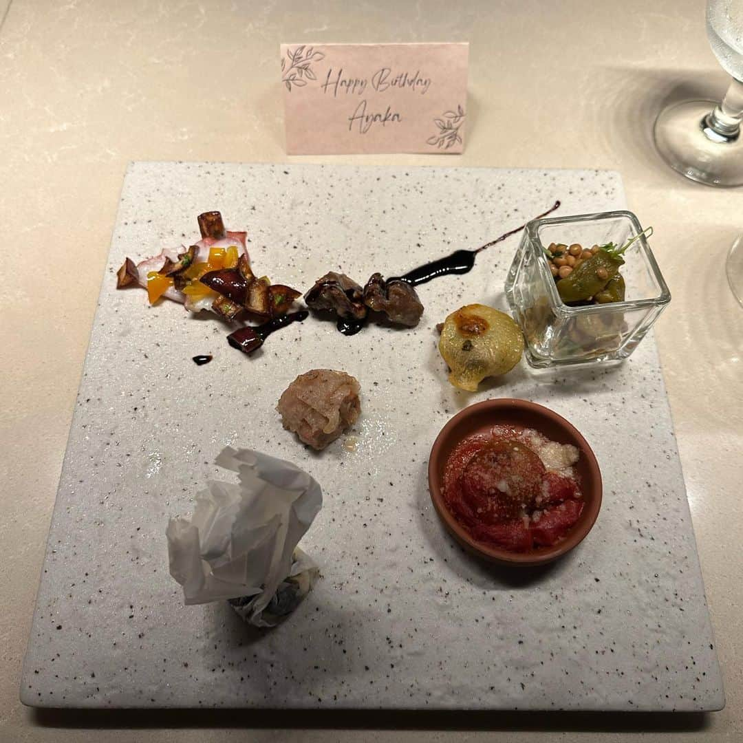 市原彩花さんのインスタグラム写真 - (市原彩花Instagram)「New Italian restaurant @beitempisingapore opens at Orchard Plaza! Omakase course from $88++😋  オーチャードでイタリアン🇮🇹 最近オープンしたベイテンピ🍷 いろんな食材を使ったコースがS$88++から食べられる☺️ 美味しくてすっかりファンに🥰 ちょこちょこメニュー変わるからまたすぐ来よう🤭❤️  バースデーだったから友達とドレスアップして食事したよ🥰 海外だとどんな服でも着れるから楽しい🥳  #イタリアン#beitempi#beitenpisg#sgfood#foodporn#sgfoodporn#singaporefoodie#sgeats#sgfoodie#singaporerestaurant#シンガポールグルメ#singapore#シンガポール#singapura#海外生活#海外旅行#海外移住#シンガポール旅行 #あーちゃんシンガポール」7月18日 18時10分 - ayaka_ichihara