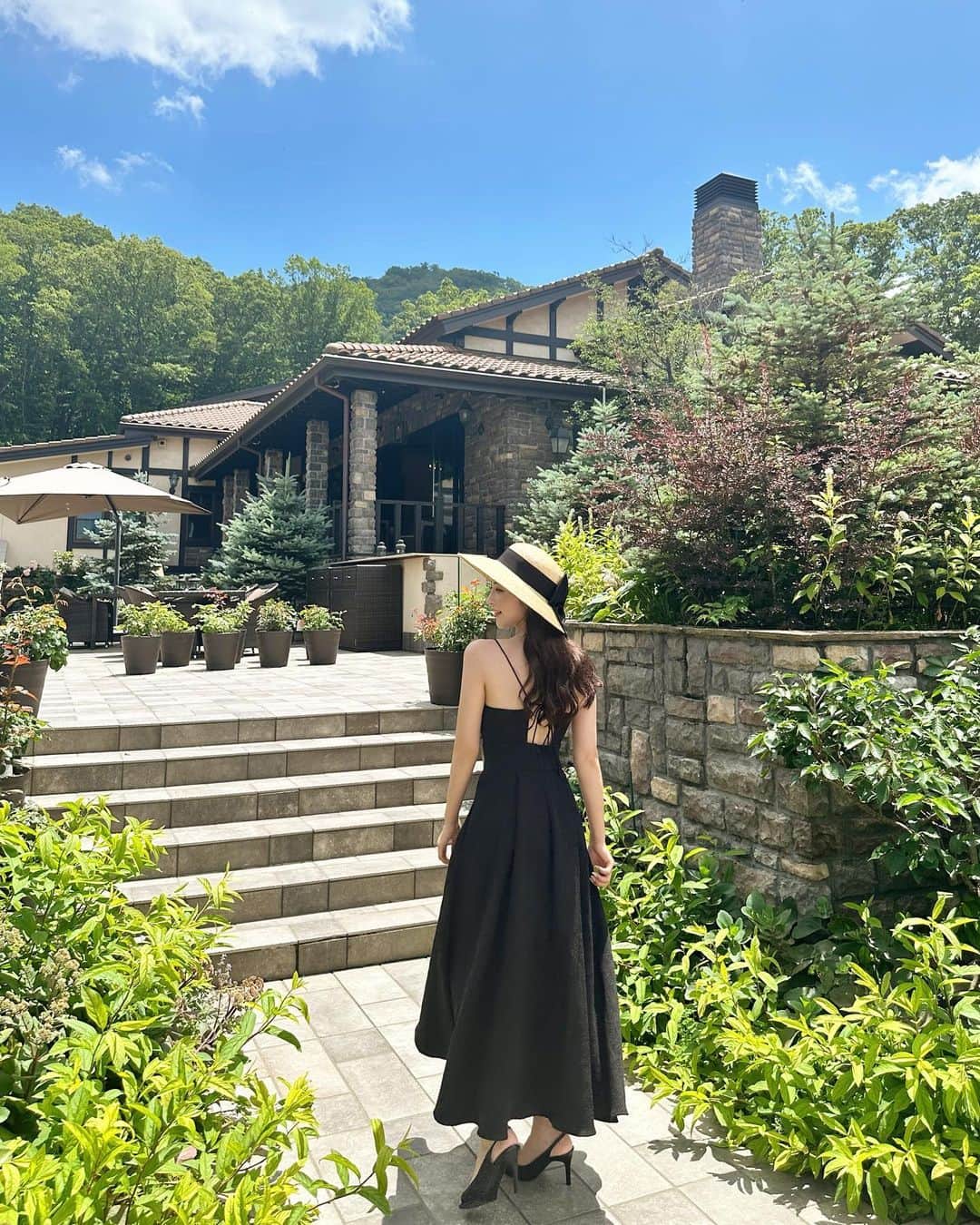 岸本沙季さんのインスタグラム写真 - (岸本沙季Instagram)「🤍 ・ ・ ・ こちらのワンピースも @laubeblanc のものです🍃 カップ付きなのでインナーにも困らず一枚でサラッと着れる優れものです。後ろのデザインが可愛くて一目惚れしました♡」7月18日 18時20分 - saki__kishimoto