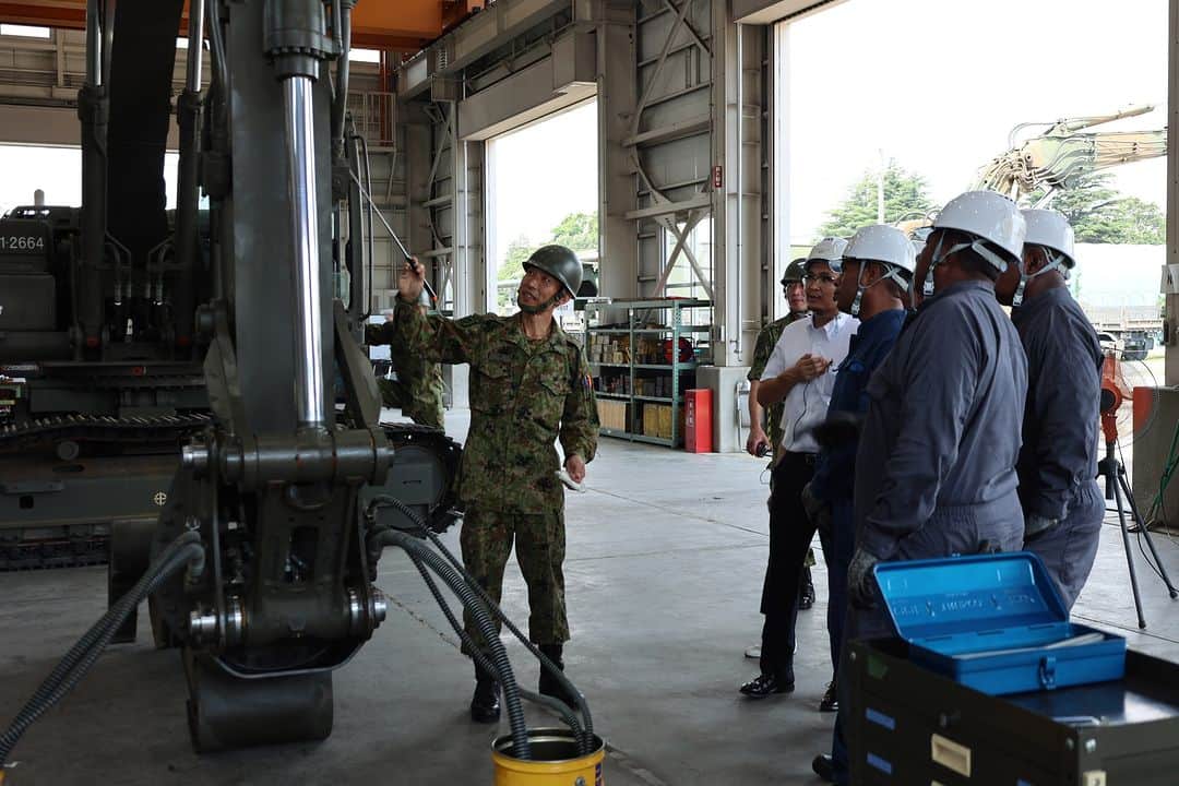 陸上自衛隊さんのインスタグラム写真 - (陸上自衛隊Instagram)「#陸上自衛隊  は６月２７日から７月１３日までの間、#陸上自衛隊施設学校 において、#パプアニューギニア国防軍 に対する能力構築支援を実施し、同国の災害対処能力向上に寄与しました。パプアニューギニアの参加者は施設機械整備能力の向上に加え、日本式の「整理・整頓」の文化を伝承しました。🇯🇵🇵🇬  #JGSDF successfully conducted the #CBC project with #PNGDF at #Engineer School to enhance the PNG’s HA/DR capability. In addition to improving engineering equipment maintenance skills, participants have taken over the culture of Japanese-style “Sorting and Setting-in-order” 🇯🇵🇵🇬 will continue to promote bilateral defense cooperation and exchanges.」7月18日 18時15分 - jgsdf_pr