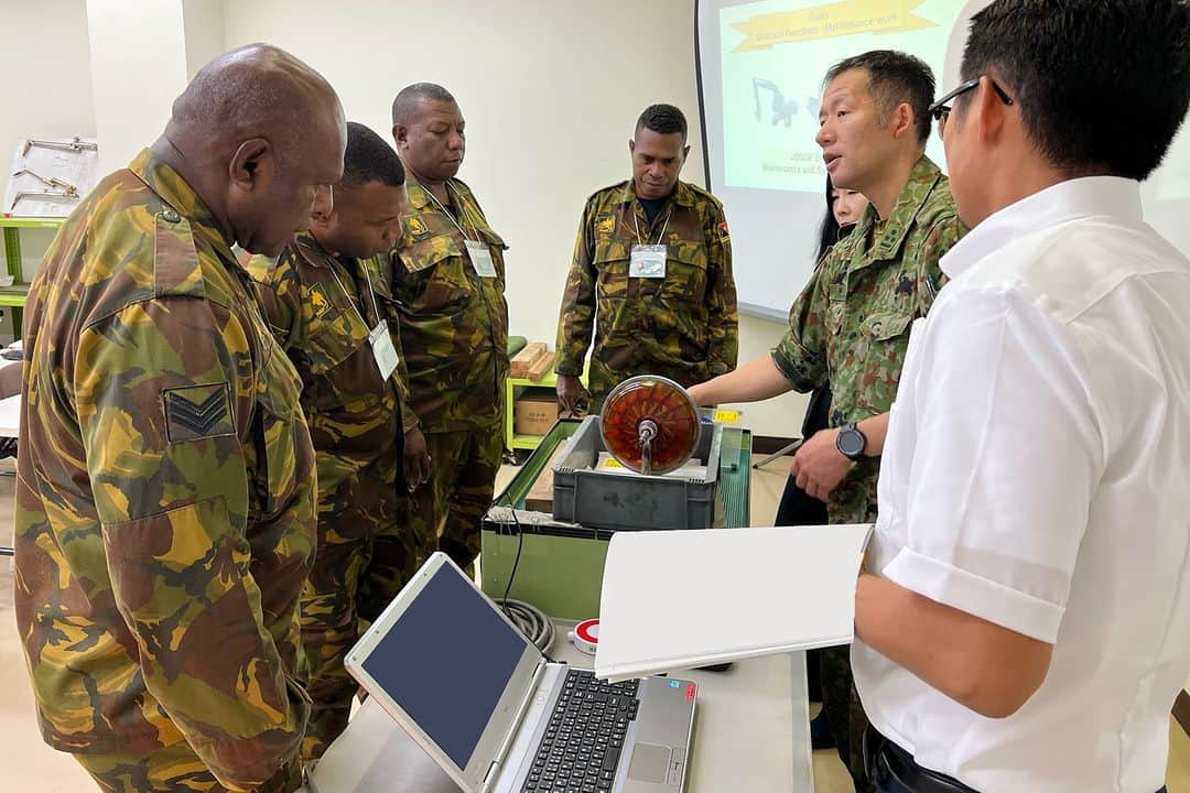 陸上自衛隊さんのインスタグラム写真 - (陸上自衛隊Instagram)「#陸上自衛隊  は６月２７日から７月１３日までの間、#陸上自衛隊施設学校 において、#パプアニューギニア国防軍 に対する能力構築支援を実施し、同国の災害対処能力向上に寄与しました。パプアニューギニアの参加者は施設機械整備能力の向上に加え、日本式の「整理・整頓」の文化を伝承しました。🇯🇵🇵🇬  #JGSDF successfully conducted the #CBC project with #PNGDF at #Engineer School to enhance the PNG’s HA/DR capability. In addition to improving engineering equipment maintenance skills, participants have taken over the culture of Japanese-style “Sorting and Setting-in-order” 🇯🇵🇵🇬 will continue to promote bilateral defense cooperation and exchanges.」7月18日 18時15分 - jgsdf_pr