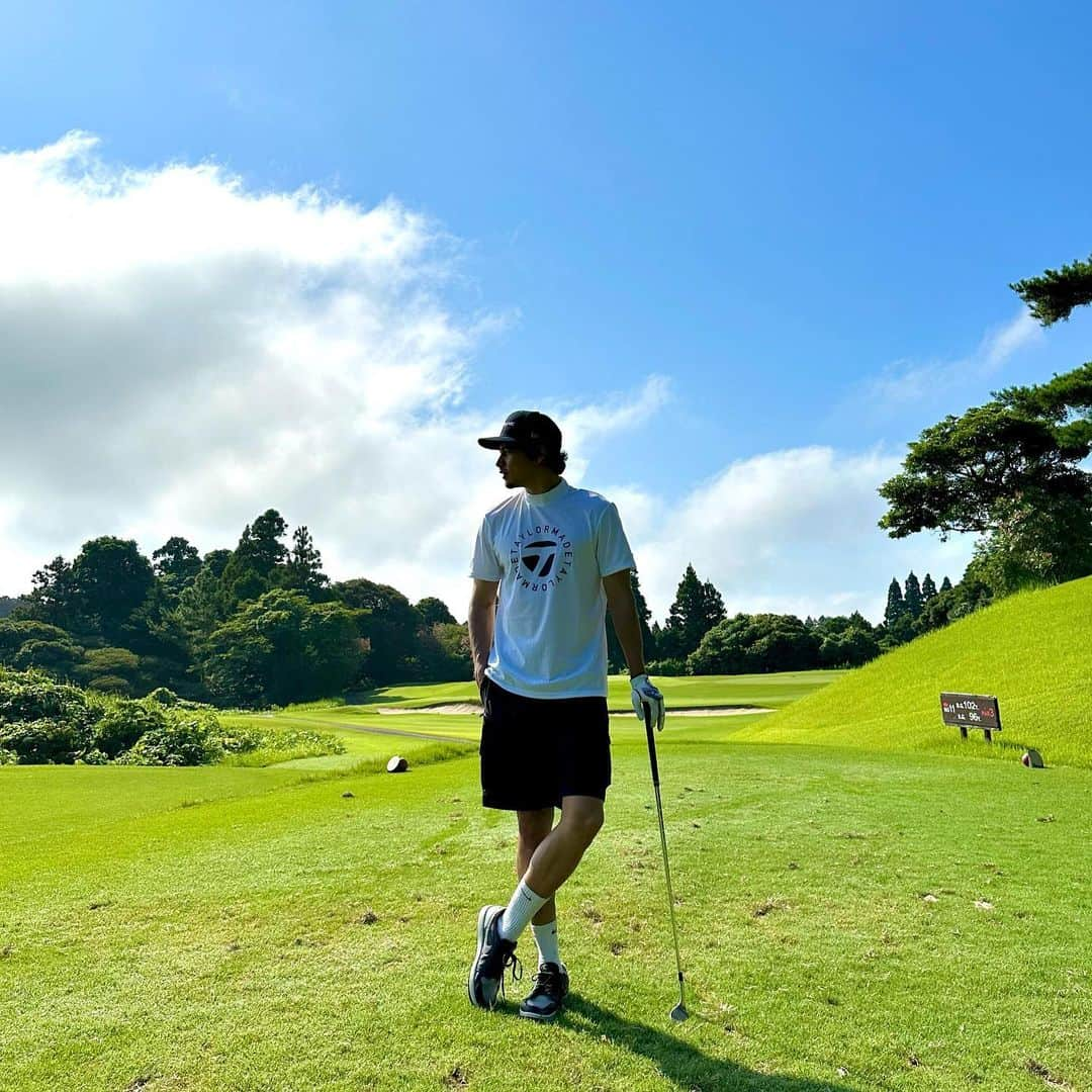 三渡洲舞人さんのインスタグラム写真 - (三渡洲舞人Instagram)「今日はばか暑い中久々のgolf. もうこれからの夏のコースはしんどいかもしれない🥵💦  ただめちゃくちゃ楽しんだし、 終始笑いあり、そして笑いありだった。  最後のフルスイングドラコン対決の動画は笑ってくれたら嬉しい。 最近カッコいいよりふざけて皆に笑顔を届けたい😂 いやそこはカッコつけとけマイト。と思っているスポンサーの方々や、ファン、お仕事関係者の皆様には深くお詫び申し上げます🙇  #golf#enjoygolf#フルスイング#テイラーメイド#taylormade#taylormadegolf」7月18日 18時16分 - maitoo