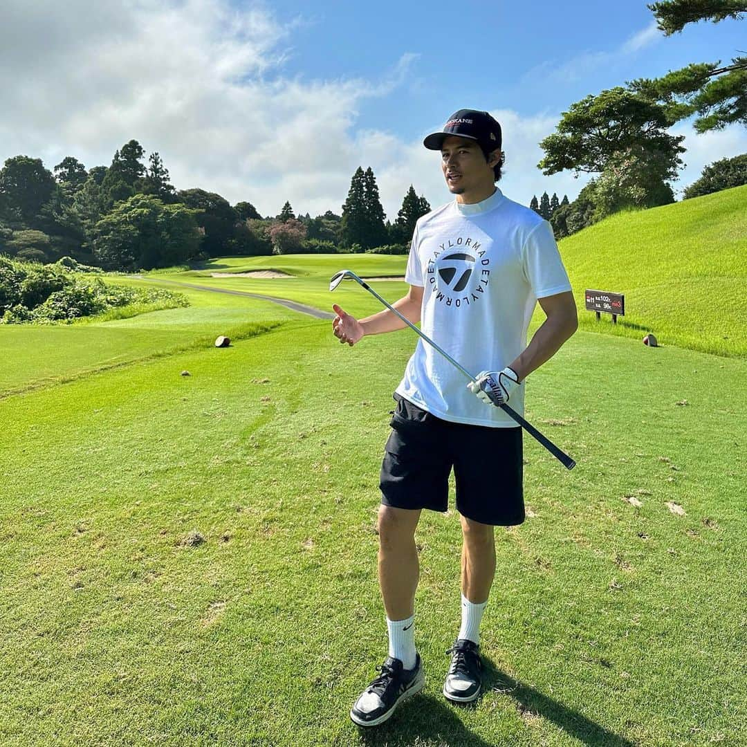 三渡洲舞人さんのインスタグラム写真 - (三渡洲舞人Instagram)「今日はばか暑い中久々のgolf. もうこれからの夏のコースはしんどいかもしれない🥵💦  ただめちゃくちゃ楽しんだし、 終始笑いあり、そして笑いありだった。  最後のフルスイングドラコン対決の動画は笑ってくれたら嬉しい。 最近カッコいいよりふざけて皆に笑顔を届けたい😂 いやそこはカッコつけとけマイト。と思っているスポンサーの方々や、ファン、お仕事関係者の皆様には深くお詫び申し上げます🙇  #golf#enjoygolf#フルスイング#テイラーメイド#taylormade#taylormadegolf」7月18日 18時16分 - maitoo