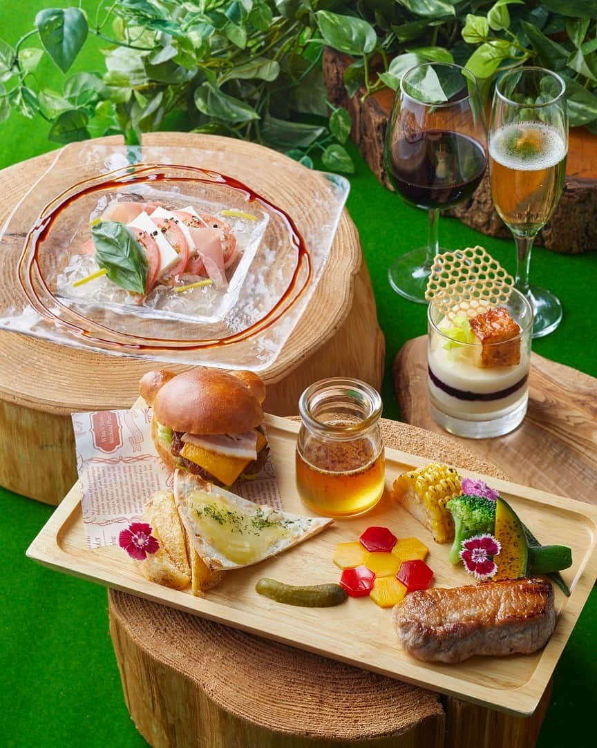 ホテルニューオータニ博多さんのインスタグラム写真 - (ホテルニューオータニ博多Instagram)「\8月のSeasonal Fun Plate/  8月3日にちなんでテーマは『はちみつ』🍯  ～HONEY HONEY HONEY～  メインプレートはキュートな”くまパンバーガー”🍔と「シェフ特製ハニーマスタード」🍯がトッピング。 ハンバーガーはもちろん、イベリコポークやピッツァにたっぷりとかけてお召し上がりください✨ デザートはレアチーズとレモンムースを重ねた「はちみつとレモンのパルフェ」。 ニューオータニ伝統の”フレンチトースト”がアクセント❣  あちこちに散りばめたミツバチのモチーフが可愛いさ満点💕  1日30名さま限定のため、お早目のご予約をお待ちしております🌟  日時：2023年8月3日（木） 時間：17:00～20:00　※2日前までの完全予約制 料金：￥5,500　※税・サービス料共 予約・お問合せ：092-714-1111（代表） @newotani_hakata_official  ☆MENU☆ ・熊本県産トマトと北海道産モッツァレラチーズのカプレーゼ ・メインディッシュプレート“ハニーガーデン” 　イベリコポークと夏野菜のグリル ハニーマスタードとともに/国産牛のくまパンハンバーガー/ピッツァ クアトロフォルマッジ/フライドポテト パルメザン風味/彩野菜のピクルス ・はちみつとレモンのパルフェ フレンチトーストを添えて ・選べる2ドリンク（樽生スパークリングワイン・樽生ワイン・ソフトドリンクからチョイス）  ◎季節のイベント・新メニューもご用意しております✨詳しくはホテルニューオータニ博多の公式HPをご覧ください🔍  #季節限定 #はちみつの日 #はちみつ #ハンバーガー #ハニーマスタード #ミツバチ #福岡グルメ #福岡ホテル #福岡ディナー #天神グルメ #天神ディナー #渡辺通グルメ #渡辺通ディナー #ホテルディナー #ご褒美ディナー #hotelnewotanihakata #newotanihakata #hotelnewotani #newotani #ホテルニューオータニ博多 #ニューオータニ博多」7月18日 18時17分 - newotani_hakata_official