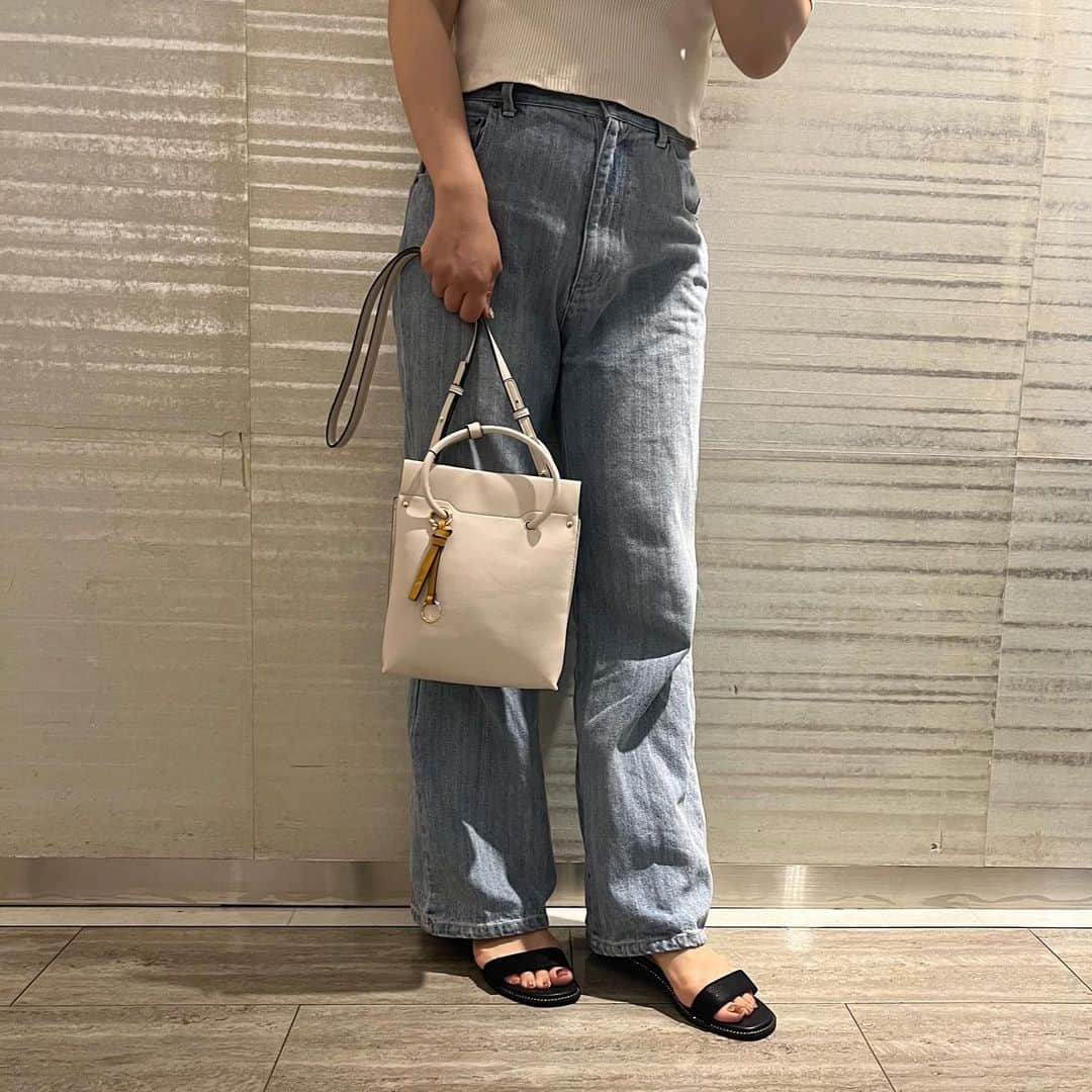のインスタグラム：「人気のラインストーンサンダルがプライスダウン🎶  縁取りのラインストーンで足元が華やかに✨  ヒールが苦手な方もペタンコなので安心です🙌  プラチナカラーは花柄コンビで特別感◎  color:black、pratina、silver size:S〜LL price:¥7,150→¥5,720(in tax)  bag:¥5,720 (in tax)  #LazySwan#レイジースワン#レイジースワン蒲田  #tokyuplaza #東急プラザ #東急プラザ蒲田  #tokyodisneyland #東京 #kamata #蒲田 #靴屋 #靴 #shoes #サンダル #sandal #パンツコーデ #きれいめカジュアル #夏コーデ  #今日のコーデ  #お洒落さんと繋がりたい #足元倶楽部 #instagram #instagood #instafashion #ootd #ootdfashion #룩북  #오늘뭐입지 #신발」