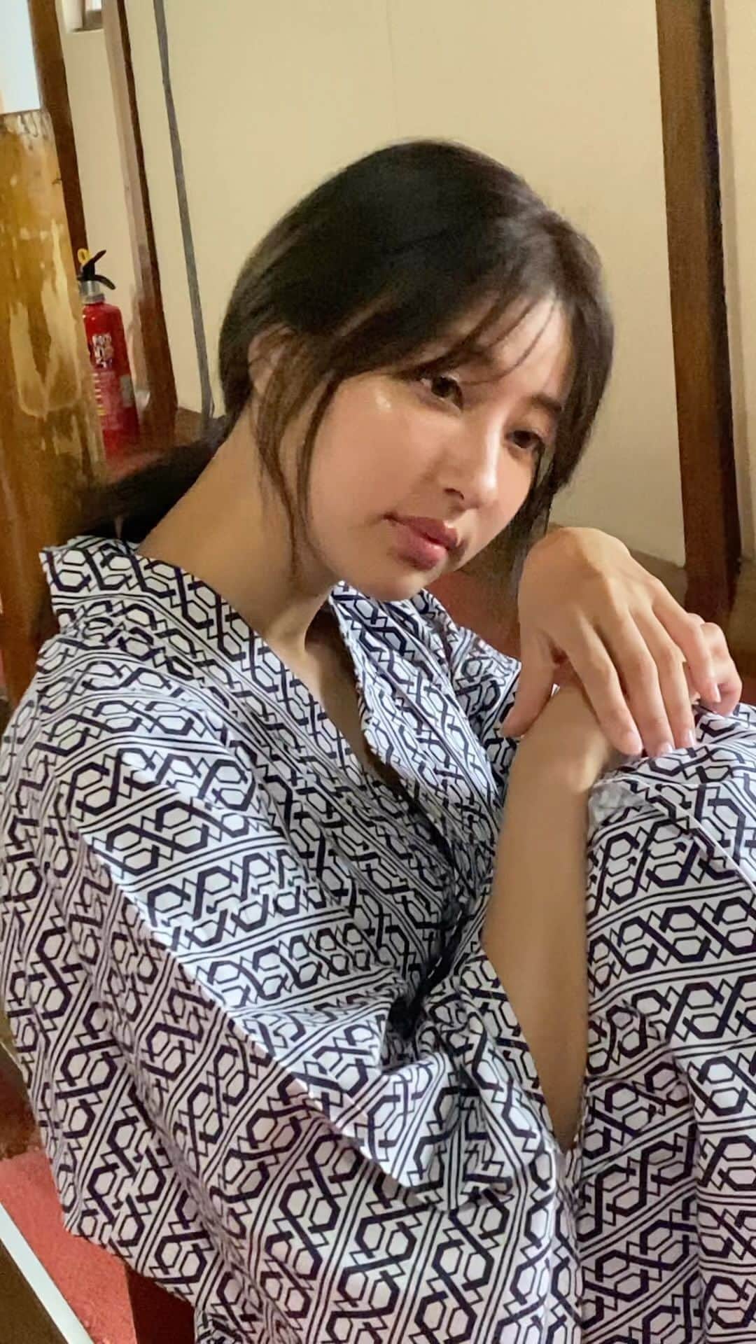 愛甲千笑美のインスタグラム：「#写真集　#オフショット　#お風呂あがりなのですっぴん失礼します」