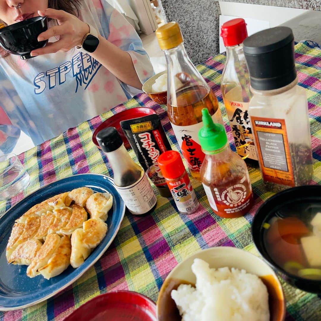 池田有希子のインスタグラム：「はるかが餃子焼いてくれましたーーー🥟優勝ーーー🔥❤️私はたっぷりの黒酢と胡椒が基本型であります🫡  #🥟」