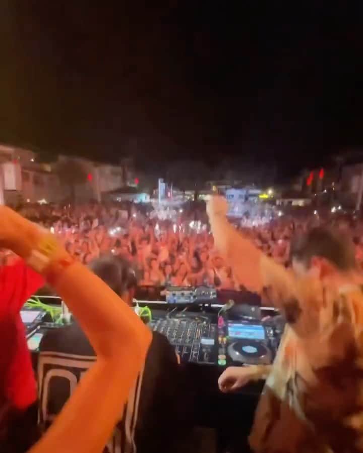 Spinnin' Recordsのインスタグラム：「Show Luv - @arnocost x @normandoray played in Ibiza by @johnsummit B2B @nicfanciulli and the crowd went wild 🔥   📹: @johnsummit」
