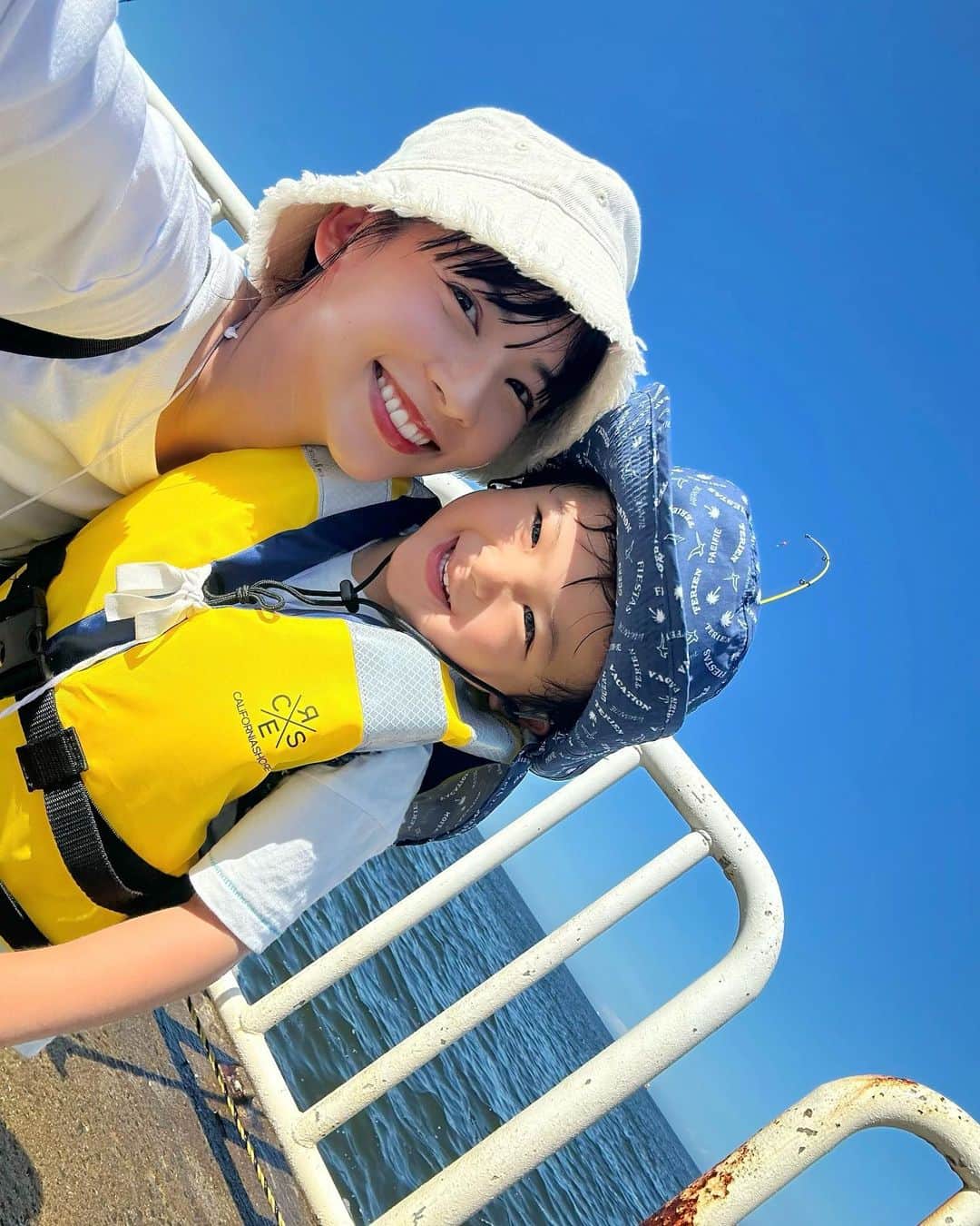阪本智子さんのインスタグラム写真 - (阪本智子Instagram)「🎣♡  【親子で海釣り体験会】  2人してめっちゃ笑顔🤣 楽しかったのが伝わるかな？🩵  "ママのつりのおしごといきたい！" という本人の希望で、朝5時半に起きて7時過ぎには釣り場に到着してました😂  釣りイベントは9時から12時まで🎣 かなり暑い日だったけど、あおくんも一緒に盛り上げてくれました！ 参加者の皆さんばっちり釣ってましたね😆👍🐟  釣り時間は3時間🕰️ 2歳児は飽きちゃうのがあたりまえですが😅 魚と触れ合ったり、魚のバケツに氷を入れたり、お友達と遊んだり、パンを食べたり、釣り場の清掃をしたり、、 と楽しく過ごせましたよ😊！  こういう雰囲気のイベントなら、子供も安心して連れて行けるなと感じました🥹🙏  親子釣りイベントは今後もどんどん開催していきたいなと思っていますのでまたぜひ遊びに来てください🩵  #親子釣り #釣り教室 #親子イベント #2歳児 #兄弟ママ #阪本智子」7月18日 18時29分 - tomoko_sakamoto423