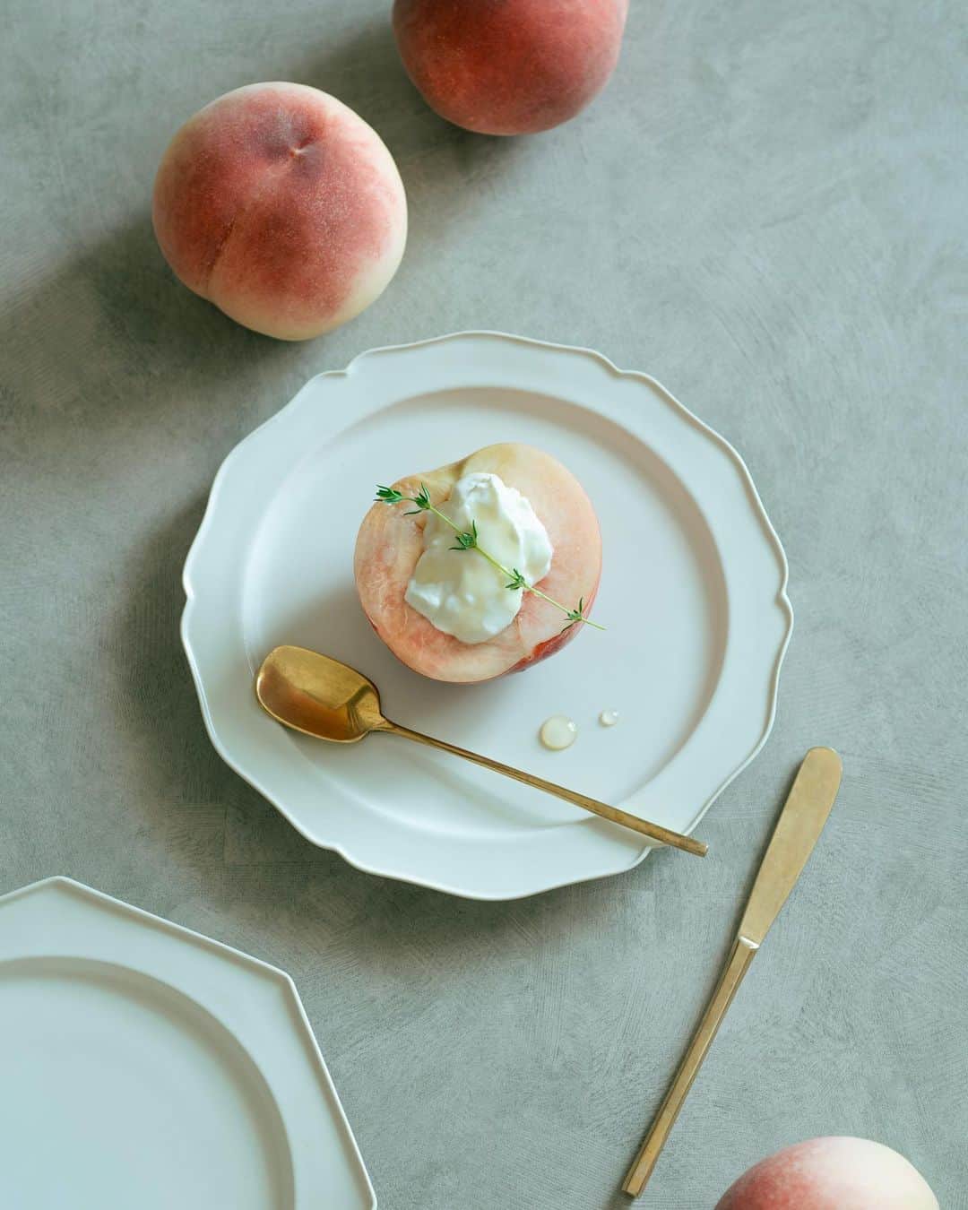 国分真央のインスタグラム：「. 桃の時期ですね🍑𓌈 ひんやりしたものが美味しい季節です ◯ ⁡ 器は大切に使っている @iskwryuji さんの🪴」