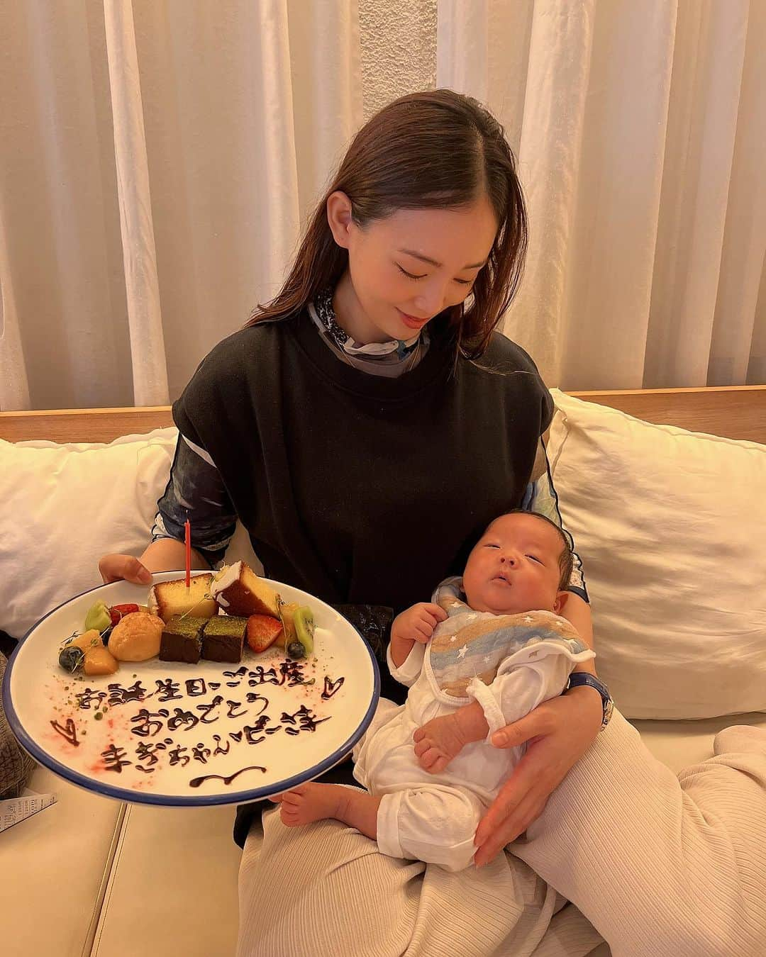 中村エリカのインスタグラム：「仕事仲間に誕生日&出産のお祝いしてもらっちゃった👶🤍 来てみたかった、子連れには最適なChano-maでランチミーティングしてたらまさかのサプライズ🥗❤️ 妊娠・出産を安定した気持ちで乗り越えられた理由の一つはみんながいてくれたからです🥹 子育てと仕事の両立、みんなの力をたくさん借りると思うけどこれから母子共によろしくお願いします🙇‍♀️❤️ 素敵なメンバーと仕事ができて幸せ🙏🥰✨ まぎちゃんになっとるけどな🤣 . . . #出産祝い #お誕生日 #mybirthday #mbd #happybirthday #子連れランチ #ランチミーティング #女子会 #ママ会ランチ #自立女子 #仕事女子 #ゴルフ女子 #起業女子 #bdp #chanoma代官山」