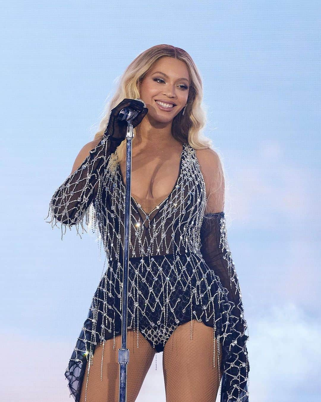 ディースクエアードさんのインスタグラム写真 - (ディースクエアードInstagram)「THE QUEEN @beyonce in custom Dsquared2 opening the Renaissance World Tour in Louisville 🖤  #DSQUARED2 #D2FRIENDS  #RENAISSANCEWORLDTOUR」7月18日 18時27分 - dsquared2