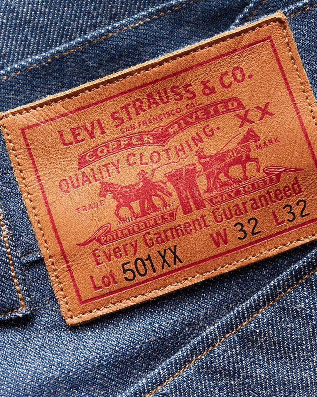 Levi's Japanさんのインスタグラム写真 - (Levi's JapanInstagram)「・ Levi's︎︎® Vintage Clothing 1890 501®再入荷！   1890年当時は、片方にしかバックポケットがなく、ウエストはシンチバックで調整し、ワークウエアとしてサスペンダーをして穿くものでした。これらのディテールも忠実に復刻しています。 他の501®と比べると浅めのインディゴ染めで、バナナシルエットでゆったりとしていて、オンス(生地の重量)が軽いのが特徴です。  記念すべき501®150周年に、501®の初代モデルを試してみてはいかがでしょうか👖  #リーバイス #リーバイス501 #Levis #Levis501  #生デニム #リジッドデニム #育てるデニム  #デニムコーデ #デニムジャケット #デニムセットアップ #デニムオンデニム #デニムパンツ」7月18日 18時28分 - levis_japan