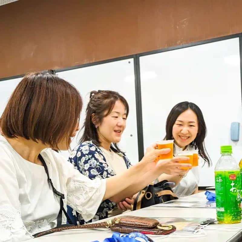 【ビール女子 -Beergirl.net-】さんのインスタグラム写真 - (【ビール女子 -Beergirl.net-】Instagram)「＼ 大盛況イベントレポート📣 ／  🍺 イオンリカー aeonliquor_official と ISEKADO BREWERY @isekadoyabrewery_official がコラボレーション！ ビール好きの仲間たちと醸造所や直営店を巡る、特別コラボツアーが開催されました！  🌈 ランチや工場見学、発売前ビールの先行試飲まで！大盛り上がりだったツアーの様子をたっぷりとご紹介します。  🍺 さらに、イオンリカー×ISEKADOコラボビール第2弾が発売決定！「ISEKADO SESSION IPA №2 ネルソン ソーヴィン」が7/20（木）より、本州・四国の「イオン」「イオンスタイル」「イオンリカー」など約350店舗*で、販売されます！（*一部取り扱いの無い店舗がございます。）  🌈 この夏を彩る爽やかな一杯、ぜひ近くのお店で手に入れてみて！  👉 さらに詳しくは、@beergirl_net プロフィールのURL（ビール女子HP）から記事をご確認ください！  #イオンリカー #aeonliqour #ISEKADOブルワリーツアー #isekado #伊勢角屋麦酒 #伊勢角屋 #伊勢角 #イセカド #ビール女子 #ビール #クラフトビール #ビール好き #クラフトビール #クラフトビール好き #ビール好きな人と繋がりたい #craftbeer #beer #beergirl #pr」7月18日 18時30分 - beergirl_net