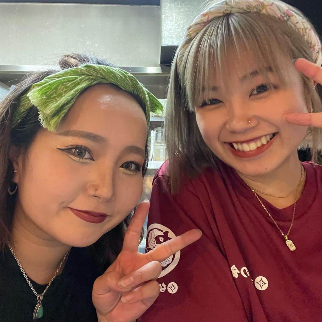 なかの食鶏十三店のインスタグラム：「こんばんは‼︎🌆 なかの食鶏十三店ですっ🐓🌟  今日もすっごい暑いですね🫠 店内はしっかりとクーラー効いてるので 涼みにくるついでに鶏とお酒はいかがですか？😳  本日も元気よく営業しております☆  #なかの食鶏十三店  #十三グルメ  #名古屋コーチン  #あぶらぎも #鶏白湯ラーメン」