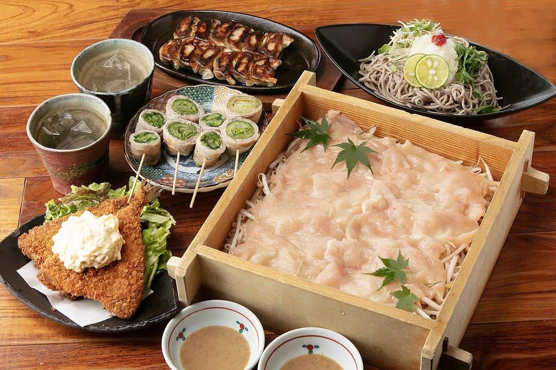 きじょうもんのインスタグラム：「名駅の個室で宴会するならきじょうもん名駅店で！（名古屋/居酒屋/個室/宴会）  きじょうもん名物や博多名物が楽しめる飲み放題付き宴会コース4000円からご用意しております！ 少人数から大人数までの様々な個室があります！ 宴会や飲み会、歓迎会、送迎会はきじょうもん名駅店で！  6月からプレミアム商品券と金シャチマネー使用可能です！  #きじょうもん名駅店 #きじょうもん#焼き鳥#飲み放題#野菜巻き串#博多野菜巻き#もつ鍋#酎ハイ#サワー#居酒屋#フルーツ酎ハイ#はかた野菜巻き#野菜巻き#名駅居酒屋#名古屋駅居酒屋#デリバリー#個室#肉巻き#名駅#餃子#名駅ディナー#名古屋グルメ#名駅グルメ#名古屋デート#女子会#プレミアム商品券#金シャチマネー#女子会#歓迎会#送別会」