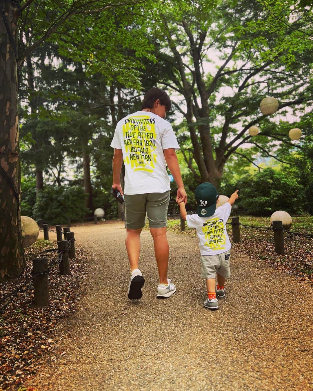 伊藤有志のインスタグラム：「息子とお揃いの👕  めちゃくちゃ可愛い🥰 @newerajapan は子供とお揃いもできるの最高です！ いつもありがとうございます😌  #ニューエラ  #ニューエラキャップ  #newera  #親子コーデ  #お揃い」
