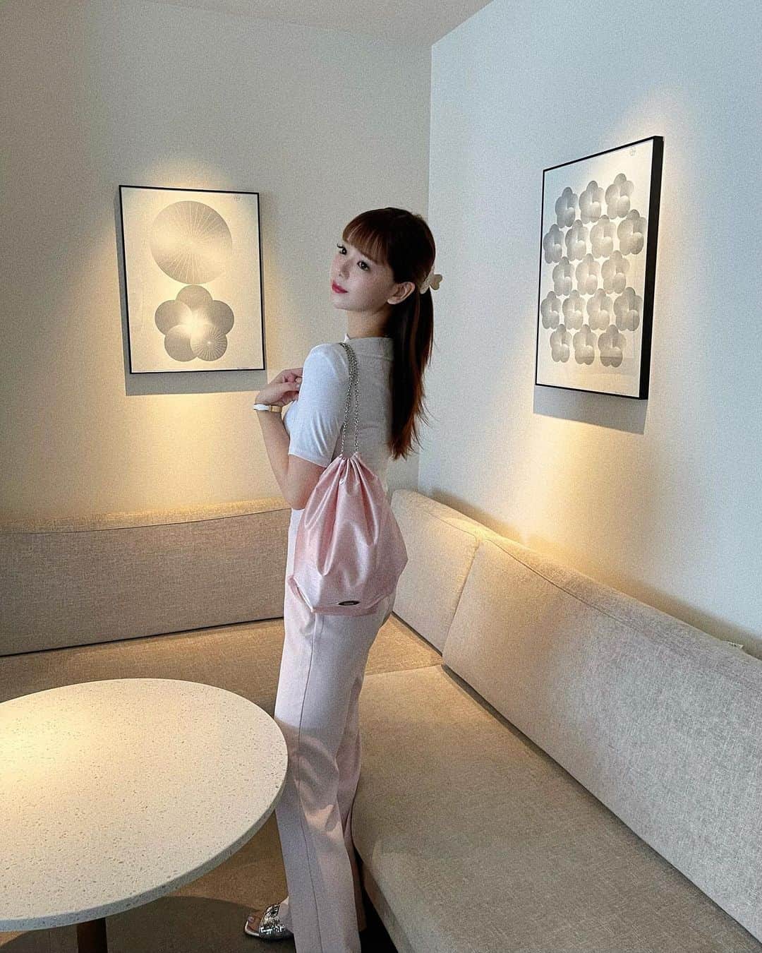 詩島萌々のインスタグラム：「ㅤㅤㅤㅤㅤㅤㅤㅤㅤㅤㅤㅤㅤㅤㅤㅤㅤㅤㅤㅤㅤㅤ @hince_official_jp ♡  hince AOYAMA、hince ルミネエスト新宿店、hince ルクア イーレ店にてウォーターリキッドグロウの新色が先行発売✨  可愛すぎるピンクシリーズ… わたしのお気に入りはW012♡ 1枚目と3枚目にも使用してるカラーだよ ㅤㅤㅤㅤㅤㅤㅤㅤㅤㅤㅤㅤㅤ ピンクのチェーンバッグは数量限定みたいです♡ #hince #ウォーターリキッドグロウ #ヒンスティント」