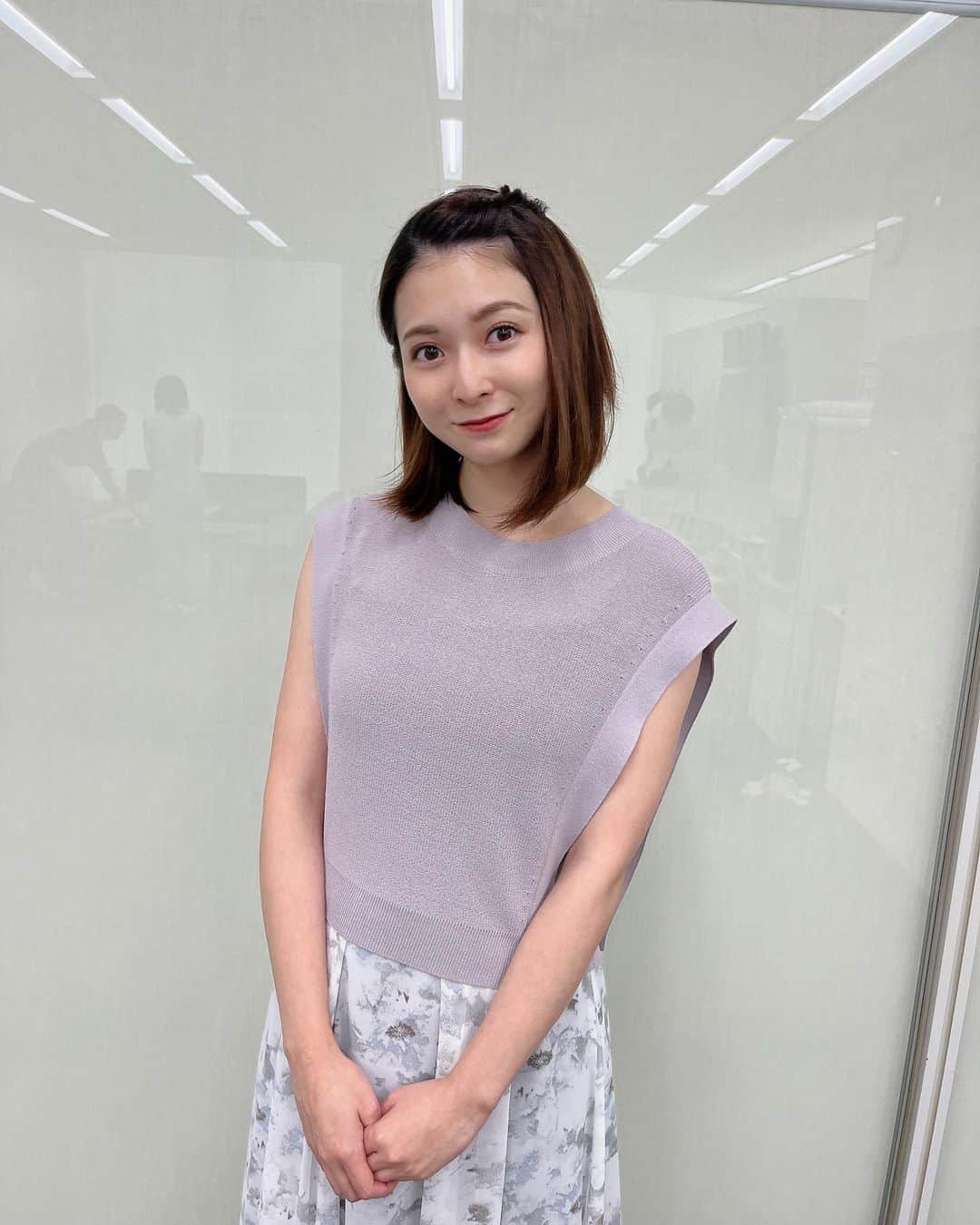 住田紗里のインスタグラム：「今朝はモニター展開も担当しました☀️ 連休明けも暑いですね🥵  トップス•スカート mysty woman（@mystywoman_com）  #グッドモーニング#衣装#mystywoman#テレビ朝日#テレ朝#テレビ朝日アナウンサー#アナウンサー#住田紗里」