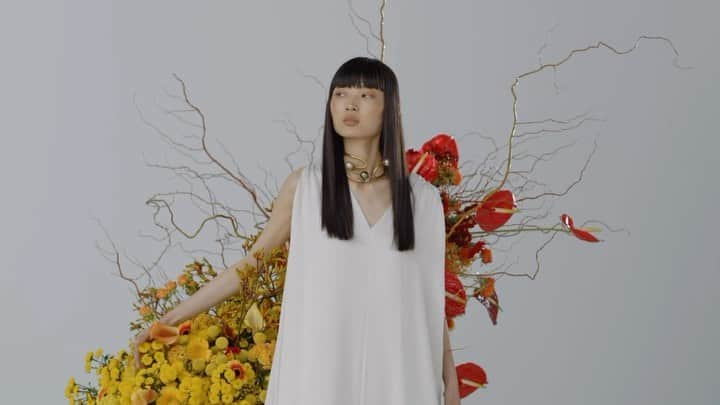 カシミ オムのインスタグラム：「Womenswear pieces this season focus on fluidity, ranging from wide sleeve tops, jersey skirts, and A-line dresses.⁠ ⁠ Featured here, is our LAJWA DRAPE DRESS in PEARL WHITE. ⁠ ⁠ Available online now. ⁠ ⁠ ⁠#QASIMIAW23⁠」