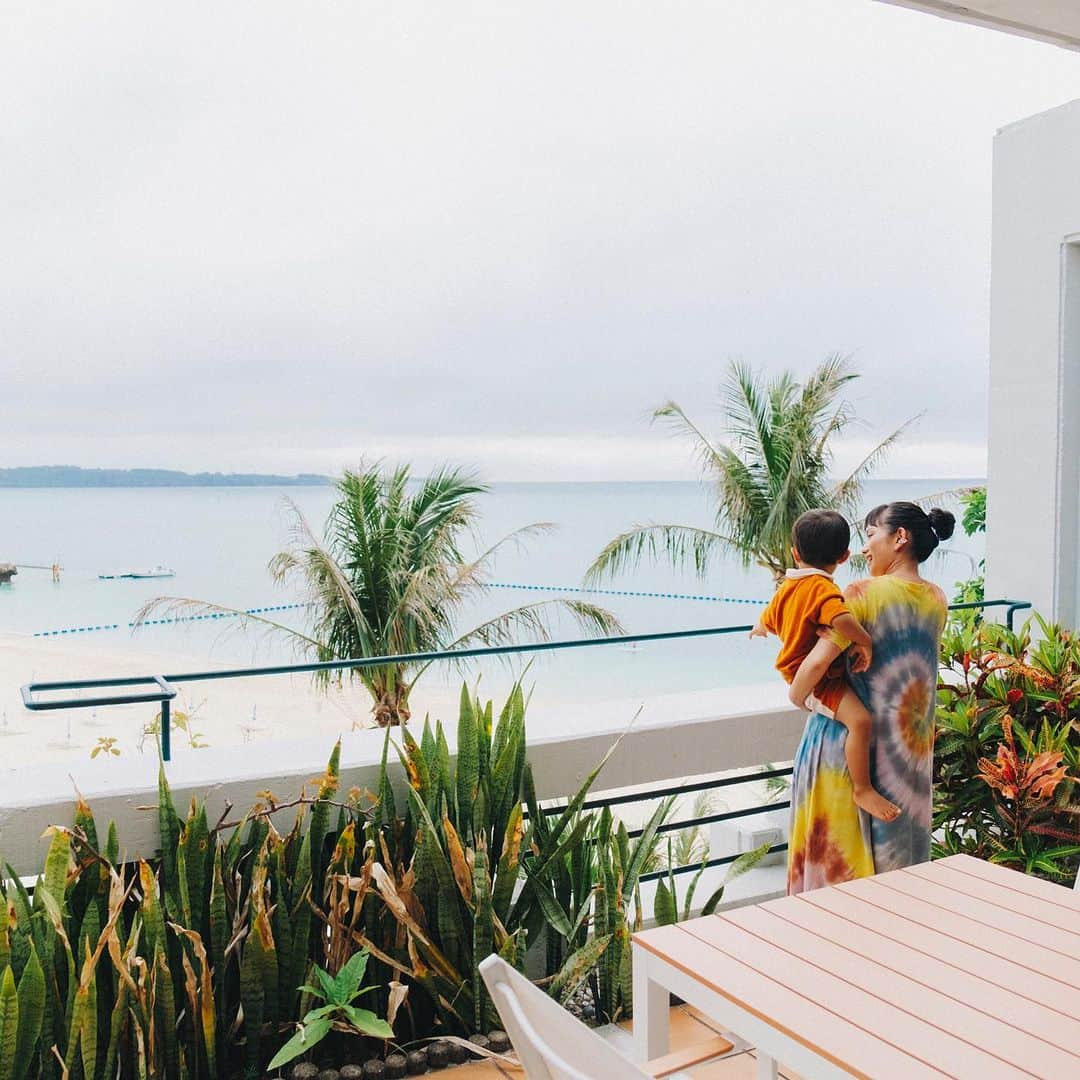 ハグマグ編集部さんのインスタグラム写真 - (ハグマグ編集部Instagram)「【武智志穂さんがおすすめする沖縄スポット #02】  🔖クラシカルなリゾートホテル 〈THE MOON BEACH MUSEUM RESORT〉  Shiho's Guid 「美しいプライベートビーチに室内プール、夏場はインフィニティプールなどがあり、非日常を味わえる癒しのリゾートホテルです。抜群の雰囲気のよさですが、意外とお値段はリーズナブル！ わが家も何度も利用しています。夕食を早く済ませてナイトプールで遊んだり、大人はオイルマッサージを受けたりして、大人も子どもも滞在をめいっぱい楽しんでいます」 ___________________________________  詳しくはウェブサイトの記事で紹介中。プロフィールのリンクからチェックしてね🌼 @hugmug_insta ___________________________________ #hugmug#ハグマグ#親子スナップ#子連れ旅行#家族旅行#子連れ沖縄旅行#沖縄旅行#子連れランチ#武智志穂 さん#子連れ沖縄#子連れ沖縄旅行#子連れお出かけ#沖縄料理#沖縄カフェ#沖縄ランチ#子どものいる暮らし#子供のいる暮らし#こどものいる暮らし#家族の時間#男の子コーデ#女の子コーデ#家族コーデ#ファッションスナップ#親子ファッション#家族コーデ#家族写真#家族スナップ#THEMOONBEACHMUSEUM RESORT#沖縄ホテル#ザ・ムーンビーチ ミュージアムリゾート#ハグマグファミリー」7月18日 18時36分 - hugmug_insta