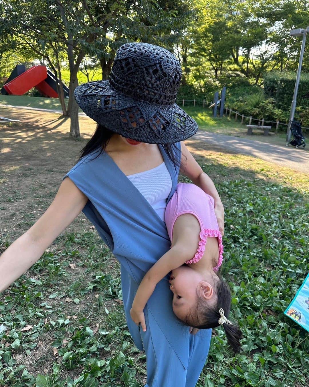 尾崎紗代子さんのインスタグラム写真 - (尾崎紗代子Instagram)「. @sanomaisanomai の写真そのまま丸パクリ。 週末は都会で遊ぼうをテーマに ミッドタウンの公園で子供たちを遊ばせました🙋 長女は体調不良でパパとお留守番。  しかしこの公園の滑り台おしゃれすぎんか... 今まで見た公園の遊具の中でトップおしゃれや....  この日は佐野に会うから 全身 @trunc88_official コーデに☺️ そのほかもタグつけてあります☺️ 半日外に居ただけでクタクタの１日でした☺️  #momlife #mommylife #mommy  #育児 #ママライフ  #6歳 #4歳 #1歳 #motherof3 #motherhood  #family #familyphoto  #3児のママ #3児ママ #ootd #fashion #basic #coordinate #outfit #osayocode」7月18日 18時46分 - osayo_osayo
