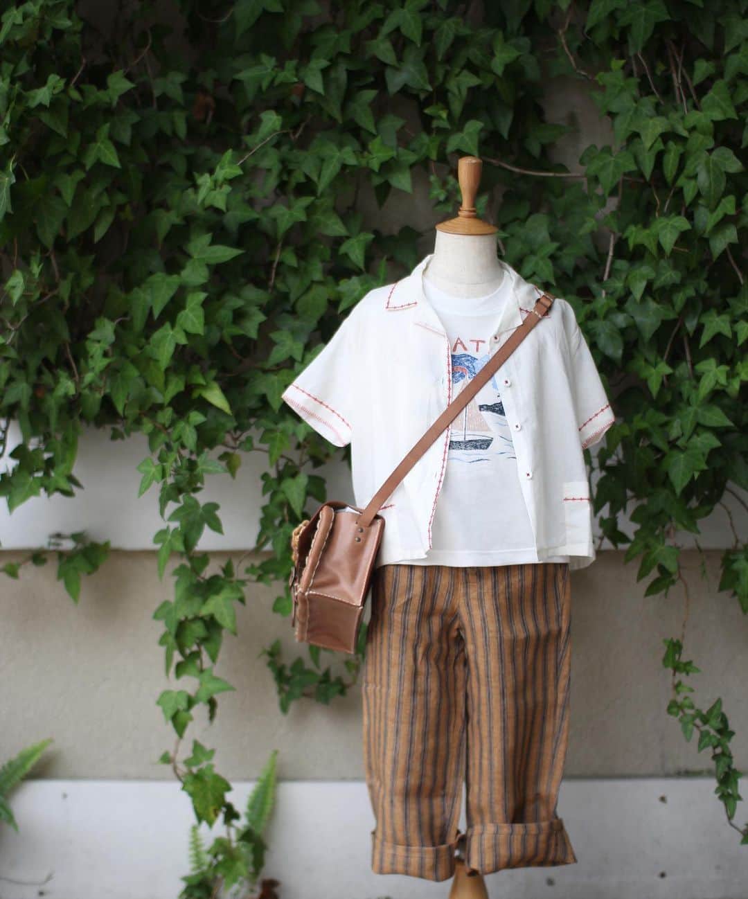 tocon (トコン) のインスタグラム：「MORESALE開催中🌻*  大人気のCARAMELのアイテムも一部50%OFFと大変お買い求めやすくなっております✨✨ こちらの投稿のアイテムは全て50%OFF🥹 パンツは薄手の素材なので春夏秋と大活躍間違いなしです！折り返して長さを調整すればながーく使っていただけます💓  明日、明後日は店休日🐶🌟 オンラインショップでは11,000円以上のお買い上げて送料無料です。  秋冬アイテムも割引になっておりますので、ぜひチェックしてくださいね🎶」