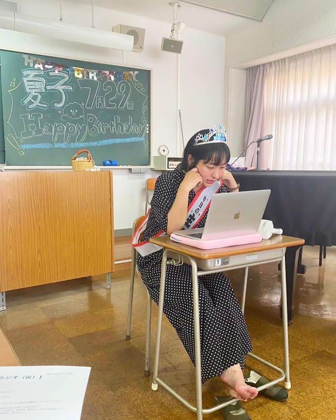 近藤夏子さんのインスタグラム写真 - (近藤夏子Instagram)「学校の黒板使って自分の誕生日お祝いしてもらえるなんて本当に幸せよね🥂✨ してもらったことある人どれくらいいるんやろ？？？？  私は誕生日が夏休みだったから、学校でお祝いしてもらえることがなかった人生でした。が、しかし、、、  私が客員教授をやらせてもらっている学校"大阪キリスト教短期大学"で生徒ちゃんたちが誕生日をお祝いしてくれました🥹 嬉しすぎるよぉ本当にさぁぁ 幸せだよぉぉぉぉ 私が好きなケーキをさりげなぁく聞いて、そのケーキまで用意してくれて🍰(写真撮る前に食べてしまいましたw) みんなの人生の中に少しでも役に立てたらなぁって、私ができる話は一生懸命伝えているんだけど、こんなふうに誰かのために動けるんだもの、、もう十分だと思うよ🫶💕  残り少ない生徒ちゃんたちとの時間を楽しむぞぉ🔥 うれしくてこの格好のまま授業をした今日でした👩‍🏫w #キリ短 #客員教授 #誕生日」7月18日 18時41分 - kondonatsuko