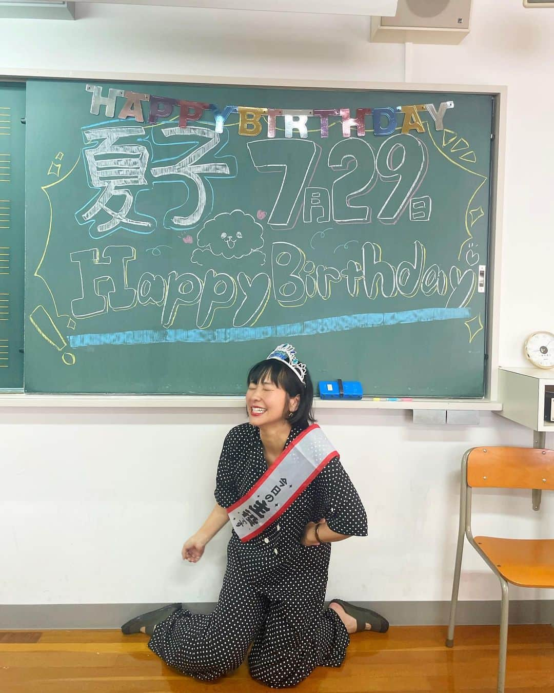 近藤夏子さんのインスタグラム写真 - (近藤夏子Instagram)「学校の黒板使って自分の誕生日お祝いしてもらえるなんて本当に幸せよね🥂✨ してもらったことある人どれくらいいるんやろ？？？？  私は誕生日が夏休みだったから、学校でお祝いしてもらえることがなかった人生でした。が、しかし、、、  私が客員教授をやらせてもらっている学校"大阪キリスト教短期大学"で生徒ちゃんたちが誕生日をお祝いしてくれました🥹 嬉しすぎるよぉ本当にさぁぁ 幸せだよぉぉぉぉ 私が好きなケーキをさりげなぁく聞いて、そのケーキまで用意してくれて🍰(写真撮る前に食べてしまいましたw) みんなの人生の中に少しでも役に立てたらなぁって、私ができる話は一生懸命伝えているんだけど、こんなふうに誰かのために動けるんだもの、、もう十分だと思うよ🫶💕  残り少ない生徒ちゃんたちとの時間を楽しむぞぉ🔥 うれしくてこの格好のまま授業をした今日でした👩‍🏫w #キリ短 #客員教授 #誕生日」7月18日 18時41分 - kondonatsuko